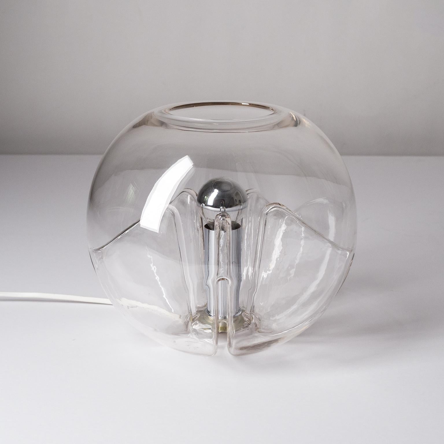 Lampe de table en verre de Murano par Toni Zuccheri pour VeArt des années 1970. Un bol en verre transparent avec cinq 