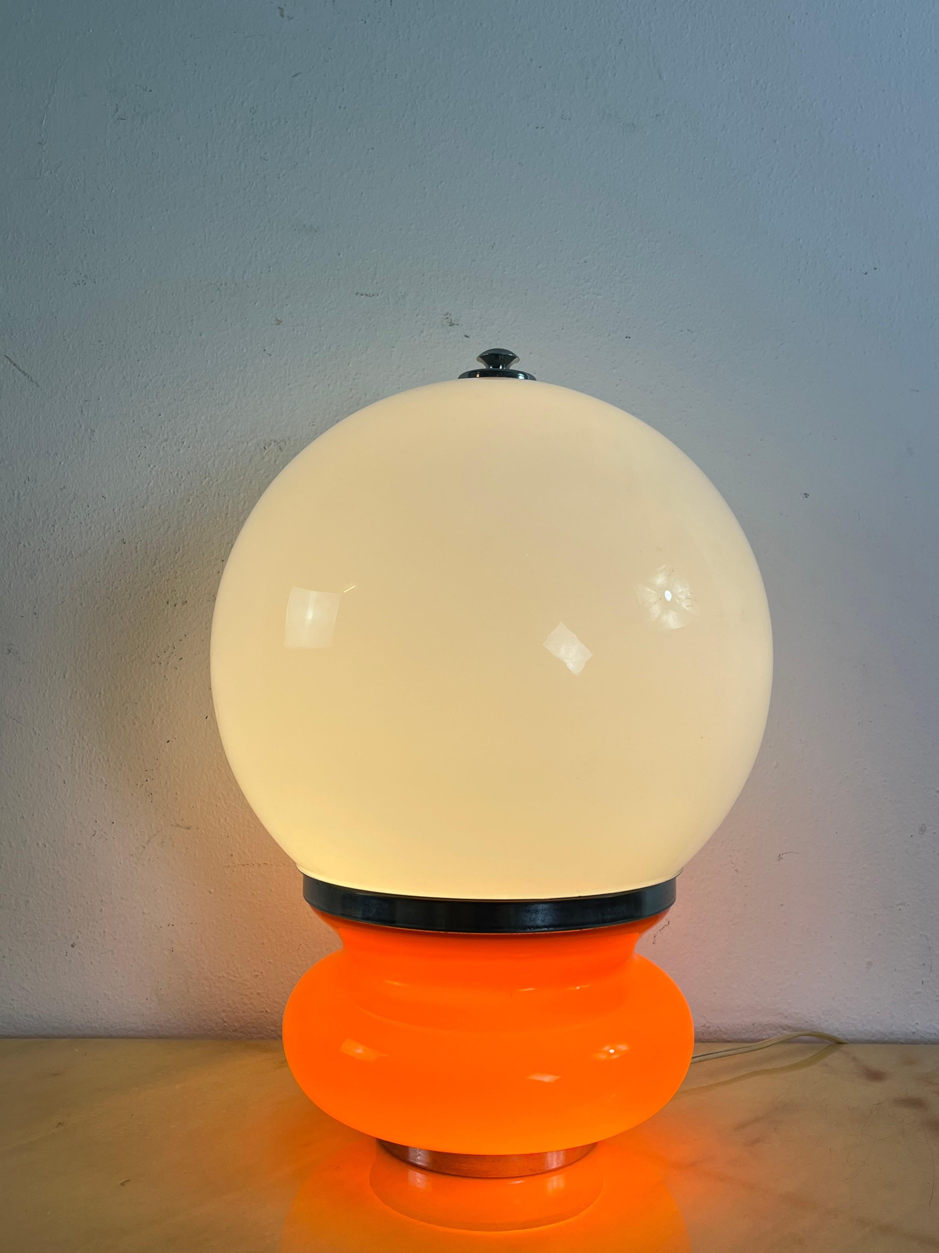 Murano glass table lamp attributed to Carlo Nason for Mazzega, 1970s
2 e14 lamps. Metal structure, intact and in good condition.