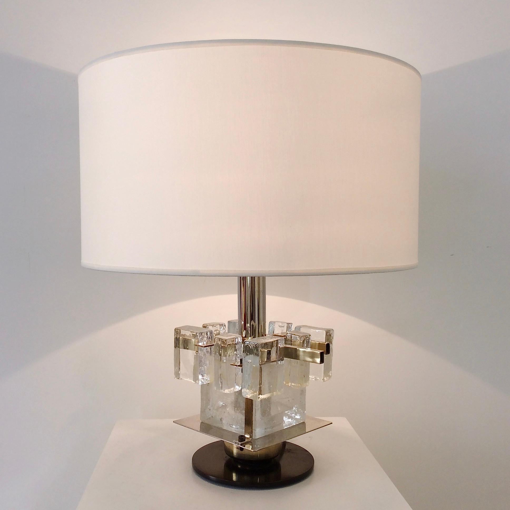 Lampe de table en verre de Murano, attribuée à Poliarte, vers 1960, Italie.
Formes en verre de Murano, laiton, métal patiné, acier chromé, nouvel abat-jour en tissu.
Une ampoule E14
Dimensions : Hauteur totale : 40 cm, diamètre de l'abat-jour : 34