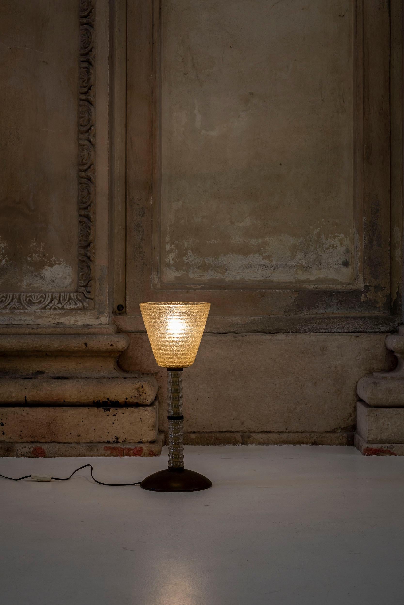 Mid-Century Modern Lampe de table en verre de Murano attribuée à Seguso en vente