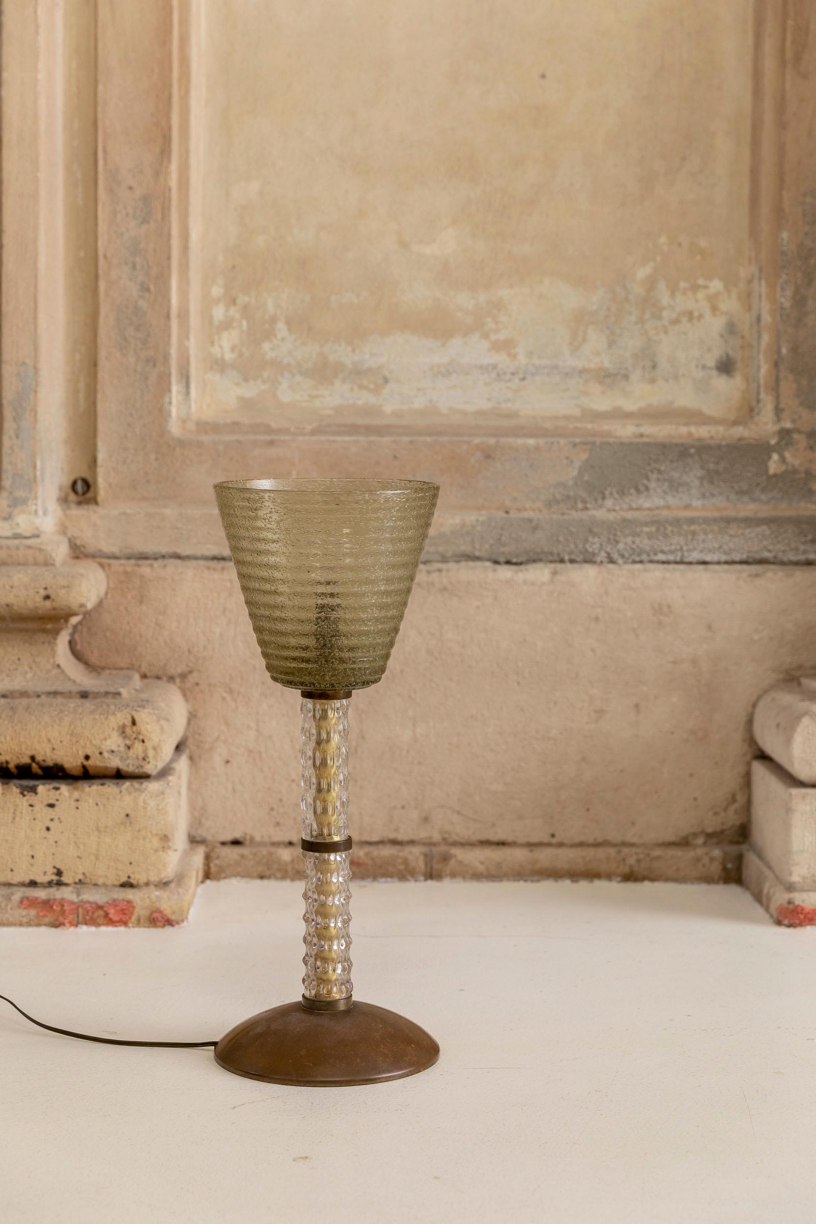 Milieu du XXe siècle Lampe de table en verre de Murano attribuée à Seguso en vente
