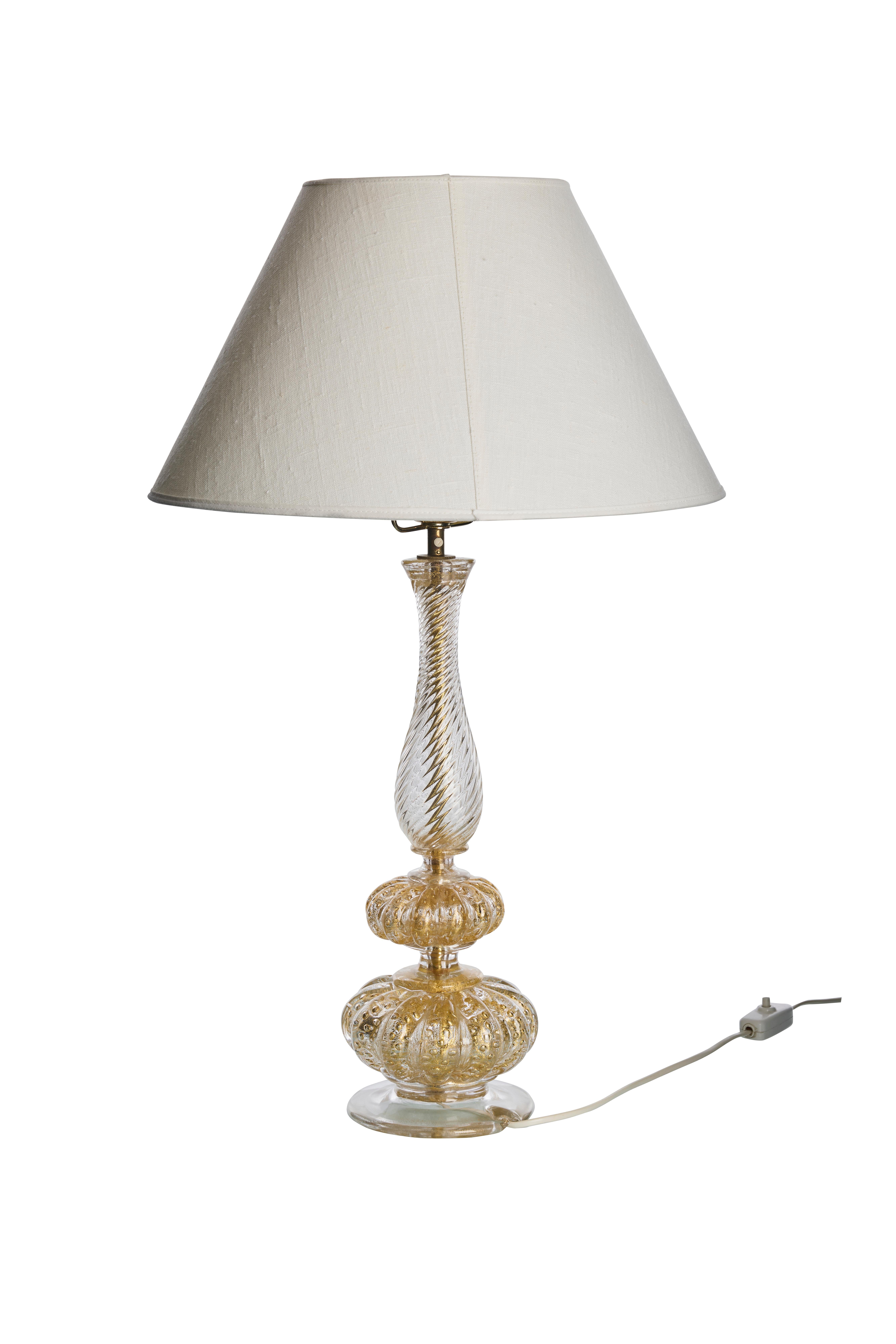 Diese elegante Tischleuchte aus Murano-Glas, die in den 1960er Jahren von dem renommierten italienischen Hersteller Barovier&Toso gefertigt wurde, ist ein Beispiel für die exquisite Kunstfertigkeit und das zeitlose Design italienischer Leuchten aus
