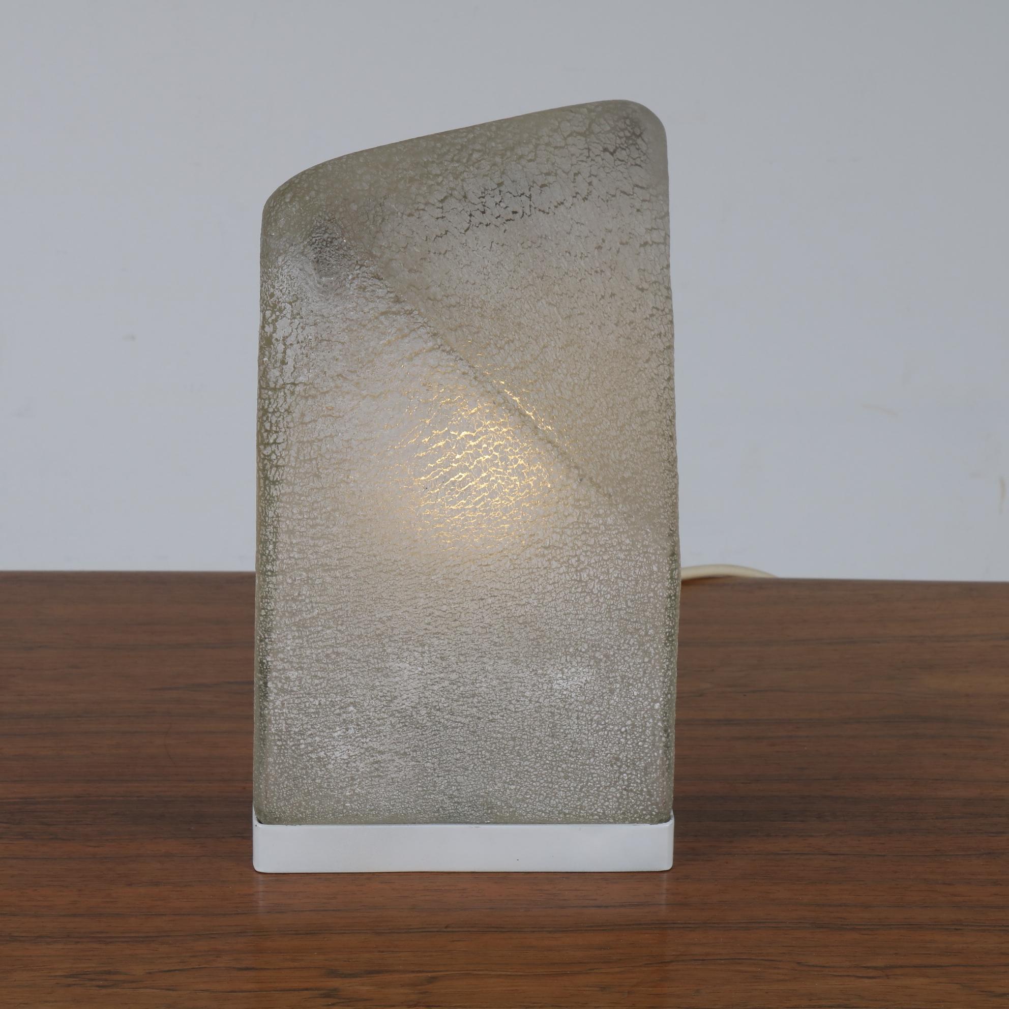 A beautiful glass table lamp, designed and signed by Alfredo Barbini, made in Italy.

This wonderful piece is made of the highest quality textured glass in a nice geometric shape. It will beautifully compliment any decor and is a very decorative