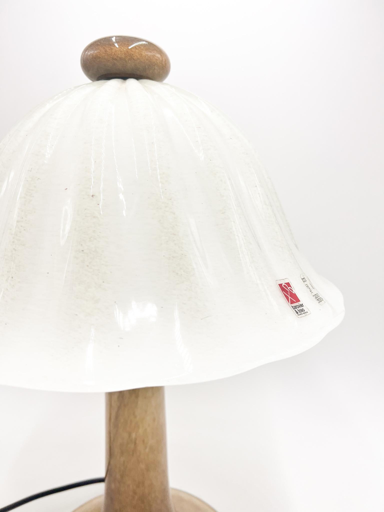 Magnífica lámpara de sobremesa de cristal de Murano blanco y naranja, fabricada por Barovier & Toso en los años 60

Barovier & Toso es una fábrica de cristal, conocida por sus colecciones artesanales de cristal decorativo de Murano del siglo XX.