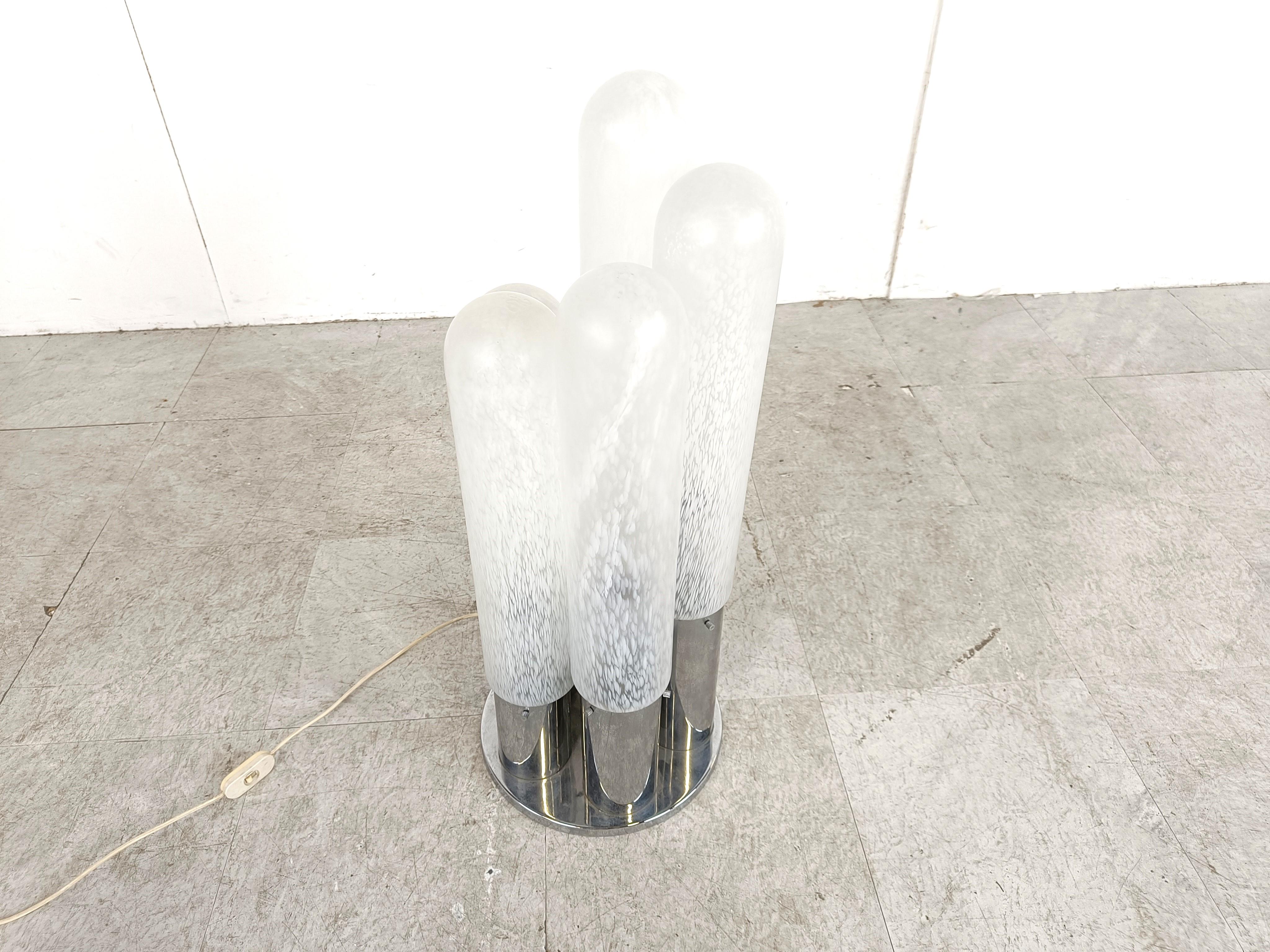 Lampe de table du milieu du siècle en verre de Murano teinté par Carlo Nason pour Murano.

Magnifiques abat-jour en verre de Murano.

La lampe émet une belle lumière.

Base chromée.

Testé et prêt à être utilisé avec des ampoules ordinaires