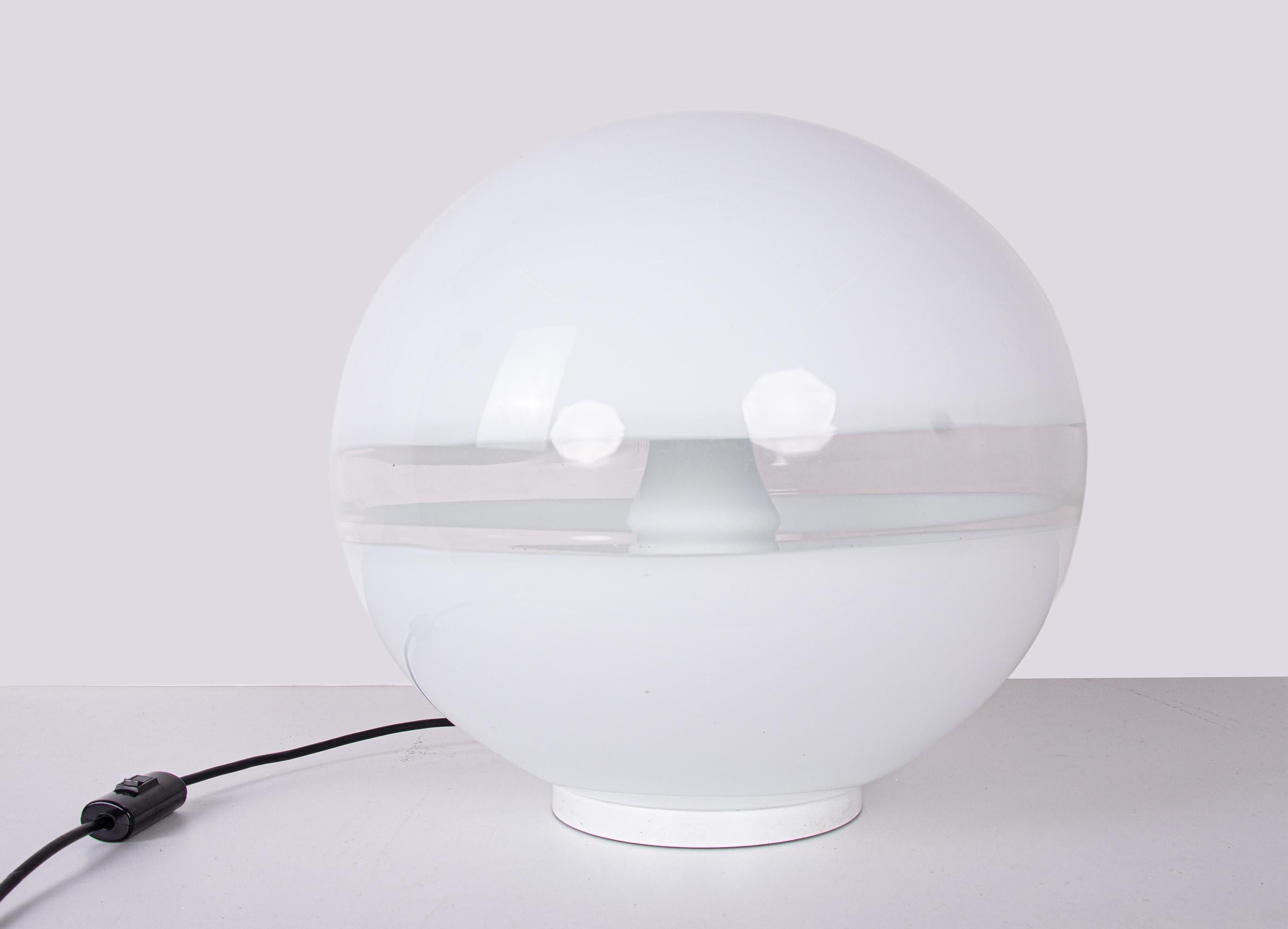 Elegante grande lampe en verre soufflé blanc et partiellement transparent. Cette lampe Murano diffuse une lumière chaude et indirecte dans votre intérieur moderne et peut être utilisée comme lampe de table ou lampadaire grâce à sa taille, offrant