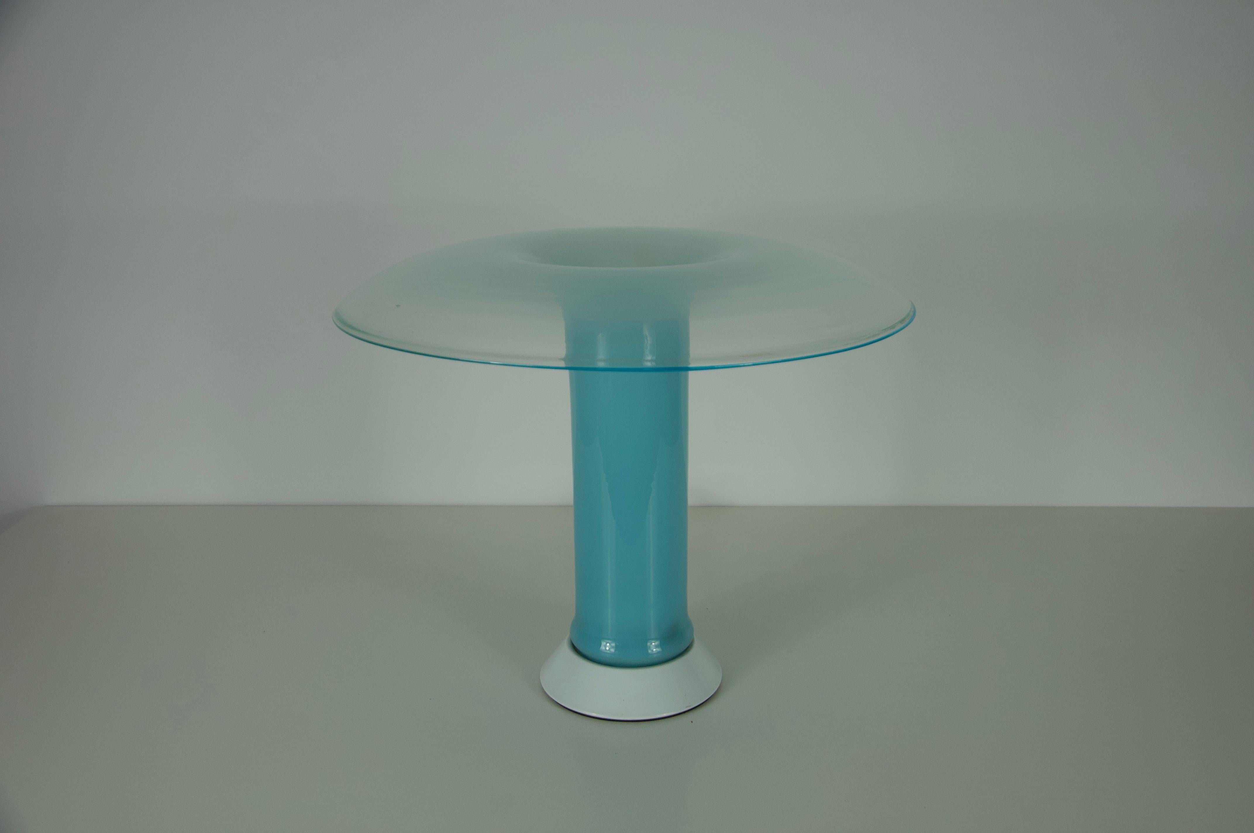 Cette lampe de table en verre de Murano, conçue par Carlo Nason dans les années 1970, est un exemple remarquable de l'éclairage moderne italien du milieu du siècle. Fabriquée en Italie, cette lampe présente une forme sculpturale distinctive avec un