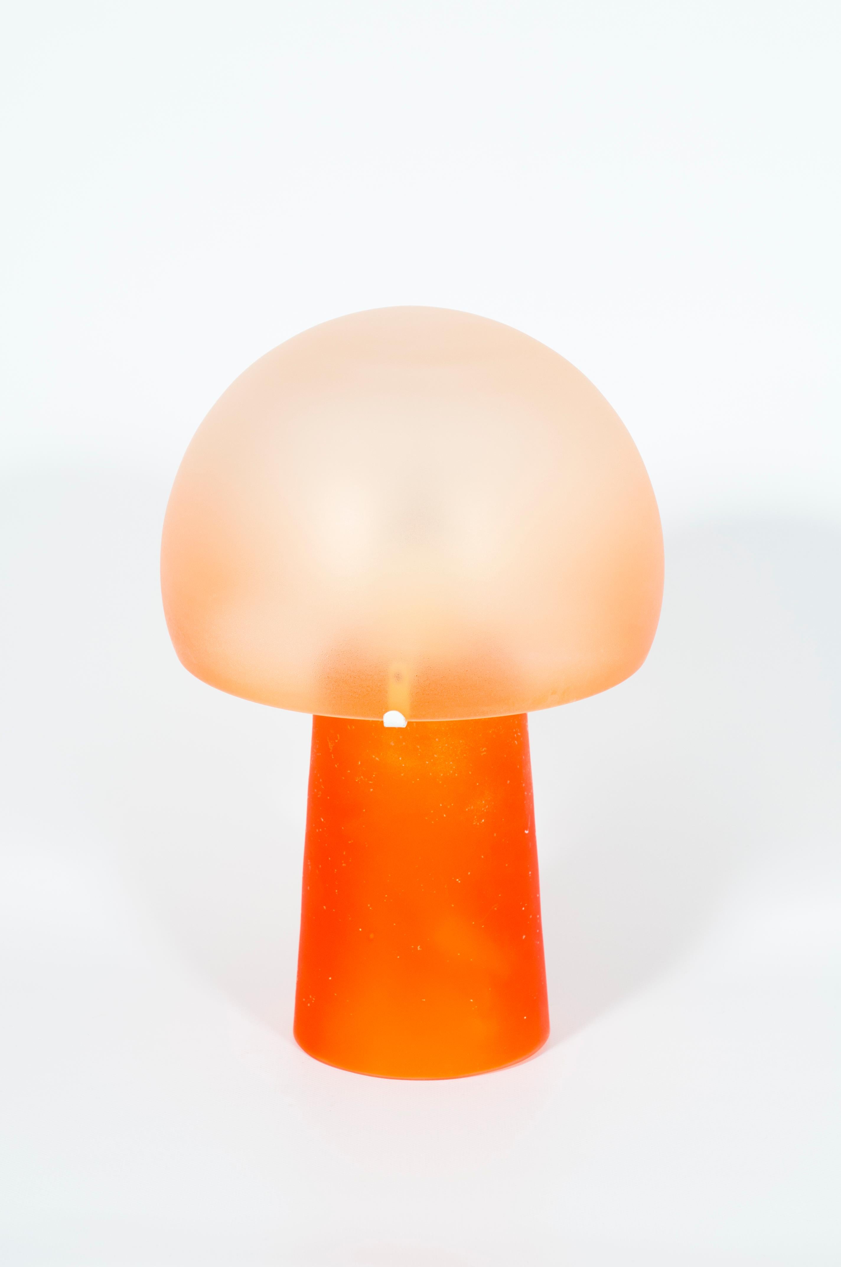 Esta llamativa lámpara de mesa vintage es un magnífico testimonio de la innovación artística de los maestros vidrieros de Murano en la década de 1970, producida por la renombrada casa Cenedese.

La lámpara presenta un perfil monolítico bellamente
