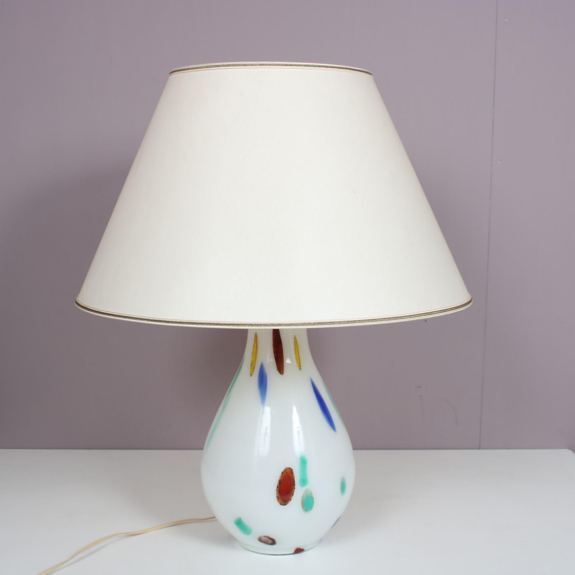 Wonderful Murano glass table lamp designed by Dino Martens, manufactured by Aureliano Toso in Murano, Italy, circa 1960.

This large model table lamp is a very rare find. It has a beautiful shaped handblown Murano glass base with colourful