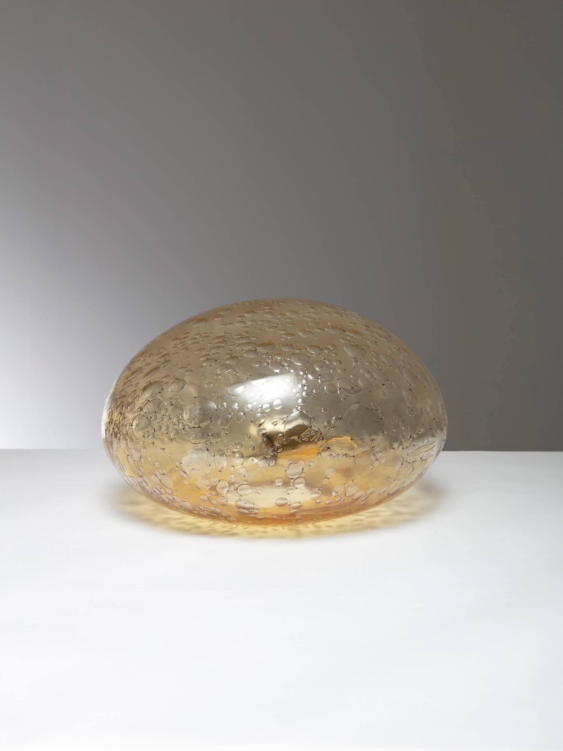 Marvelous glass table lamp by La Murrina.
Big round shape with amazing bubble texture, the use of glass laden with bits of metal adds a vibrant character to the light.
Please note that lamp currently available feature a pale yellow color and it's