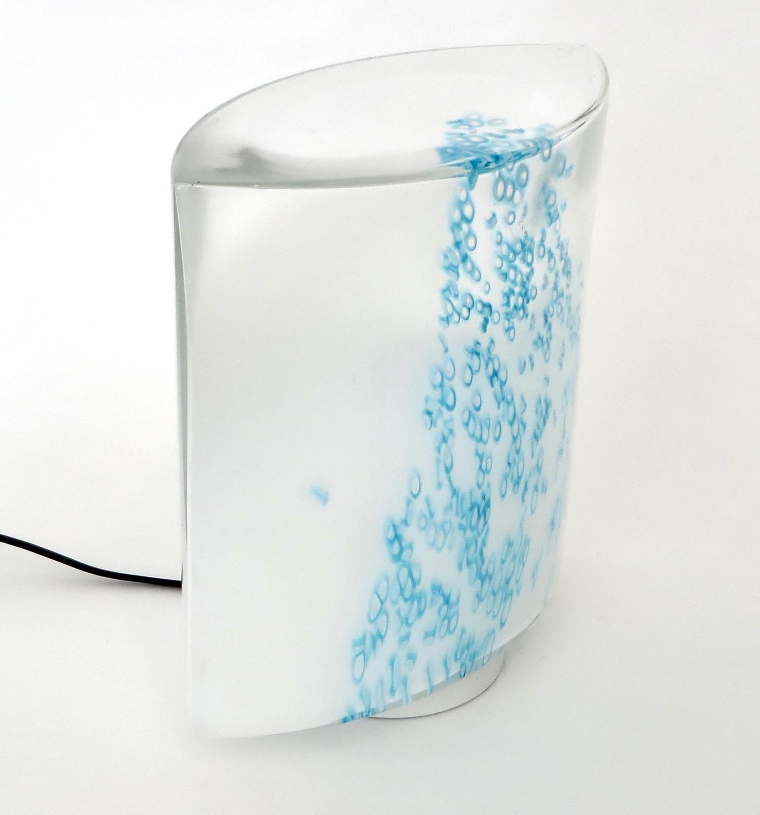 italien Lampe de bureau en verre de Murano décorée d'un verre opaque bleu turquoise par Leucos en vente