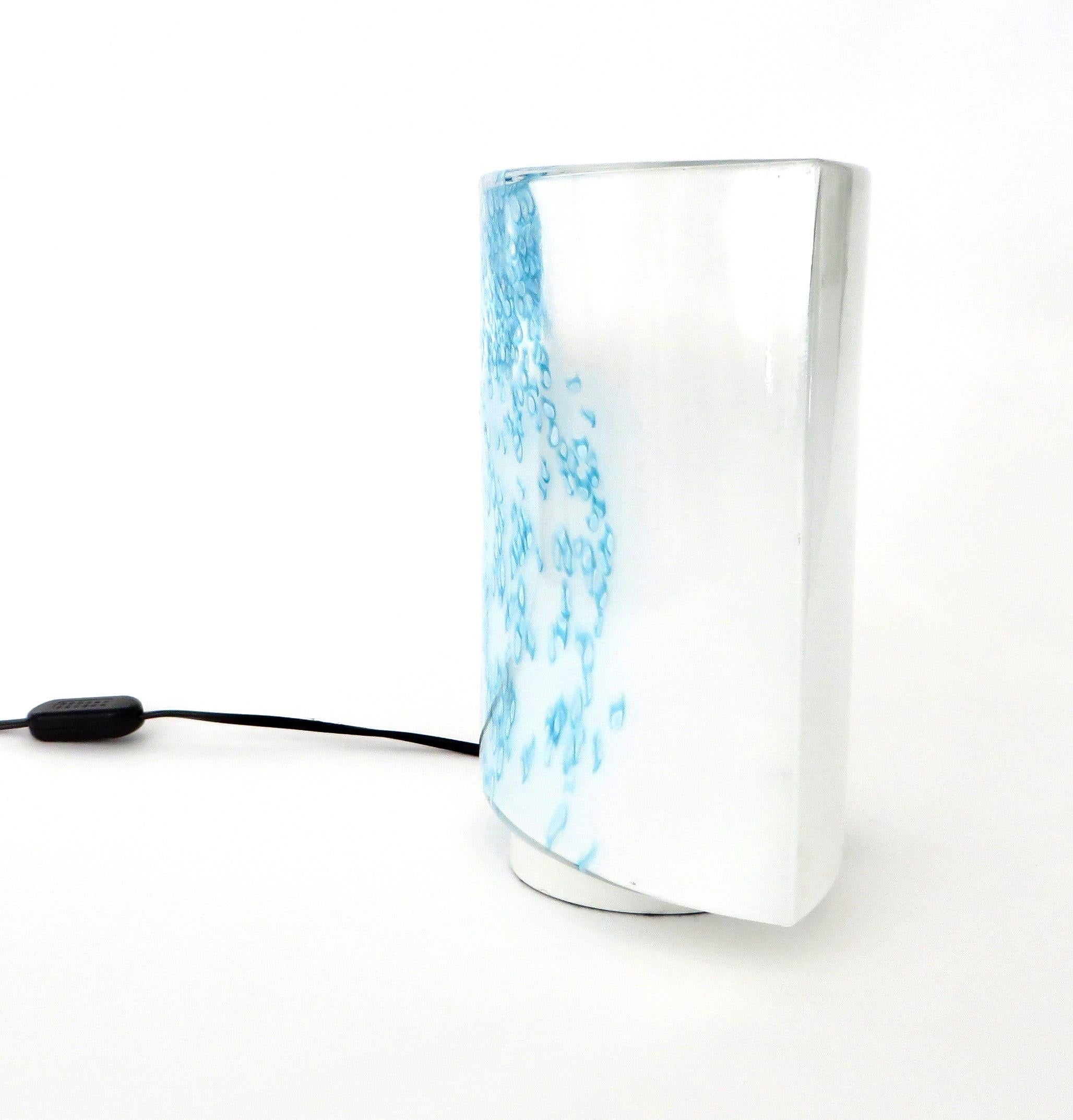 Türkisblaue Muranoglas-Tischlampe von Leucos, Dekoration aus undurchsichtigem Glas im Angebot 2