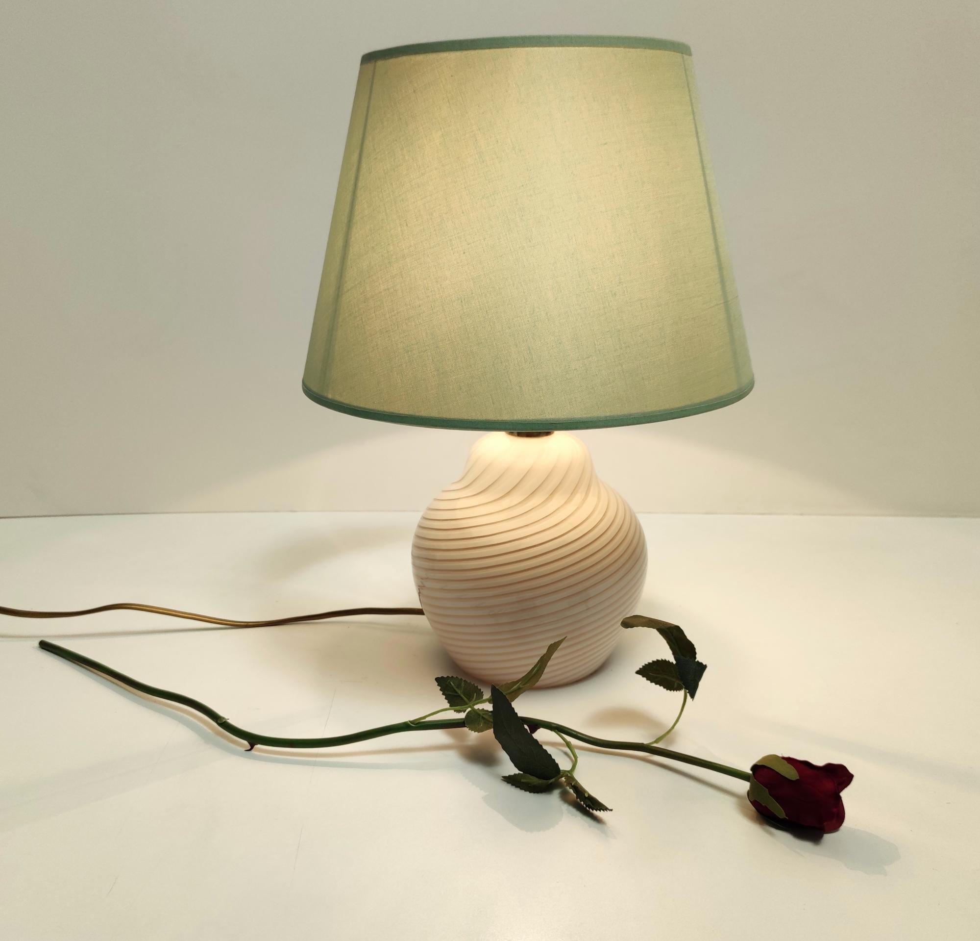 Fabriqué en Italie, années 1980. 
Whiting se compose d'une base en verre de Murano blanc et rose et d'un abat-jour en tissu
Cette lampe peut présenter de légères traces d'utilisation puisqu'elle est vintage, mais elle peut être considérée comme