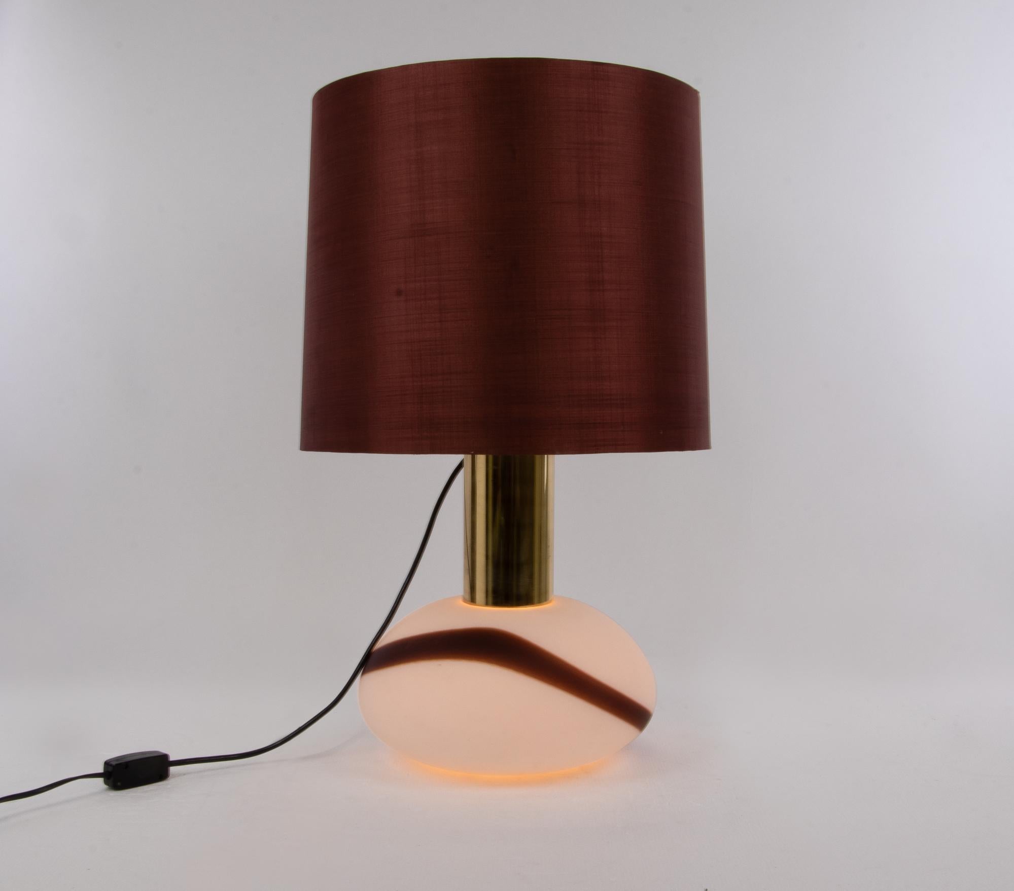 Elegante Tischlampe im Vintage-Design mit weißem Muranoglaskörper mit farbigen Akzenten auf Messingfuß. Die Glühbirnen können separat geschaltet werden (0-1-2-1-0). Der Lampenschirm ist aus Stoff gefertigt. Hergestellt von der