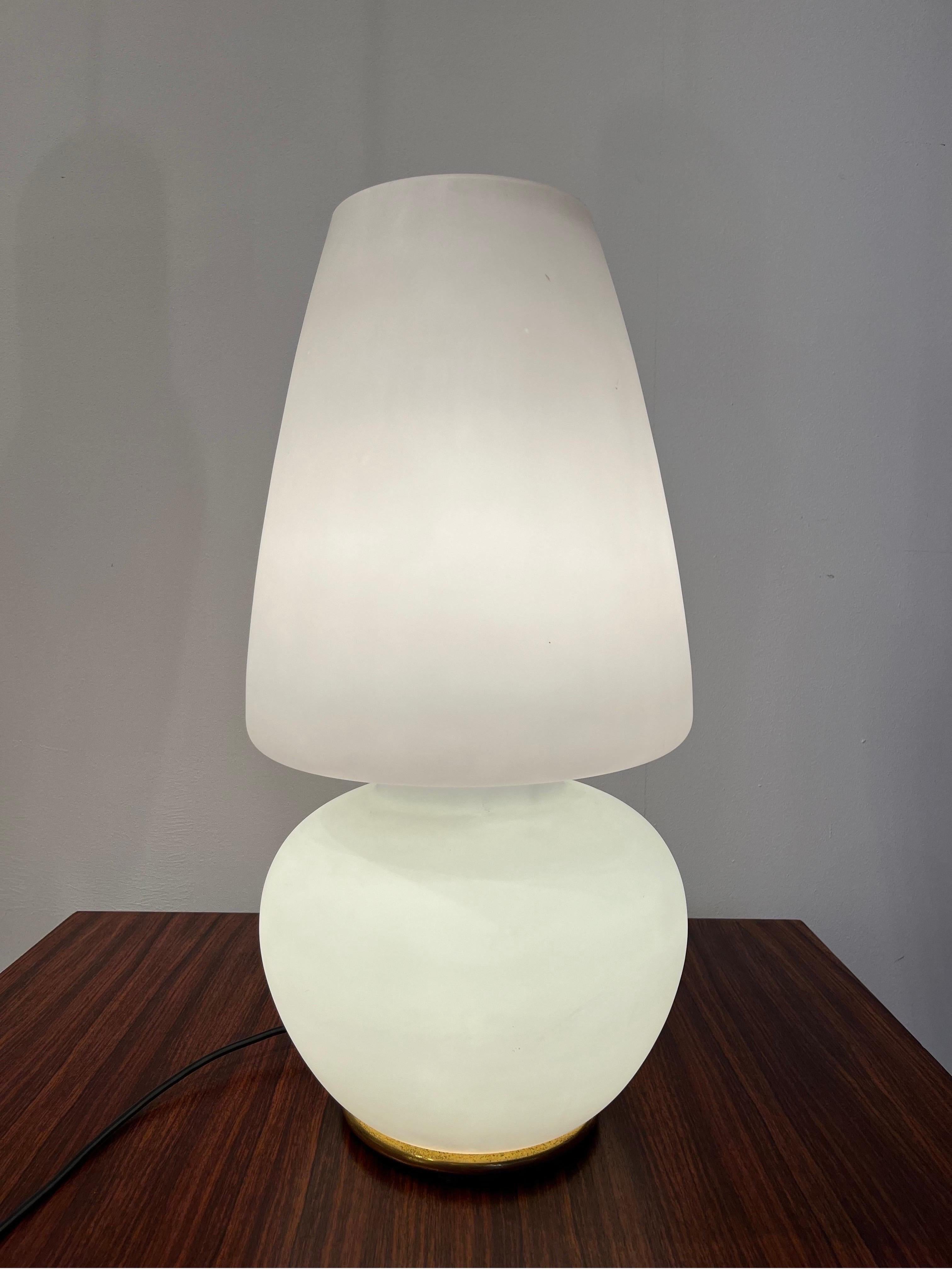 VeArt est un atelier de Murano qui concevait et produisait des objets en verre. La présente lampe est en verre opalin blanc. Il a trois positions de marche, en bas,  en haut, et ainsi de suite. La base est en laiton.
