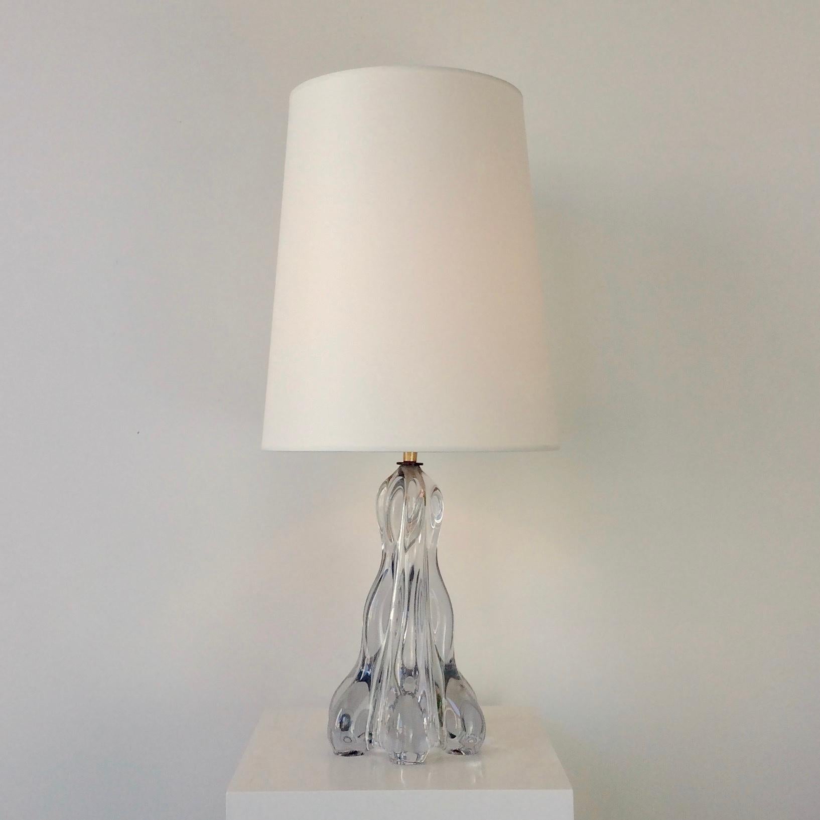 Murano table lamp, circa 1940, Italy.
Clear Murano glass, brass and new white fabric shade.
Rewired, one E27 bulb of 40 W.
Dimensions: total height 64 cm, diameter: 30 cm.
All purchases are covered by our Buyer Protection Guarantee.
This item