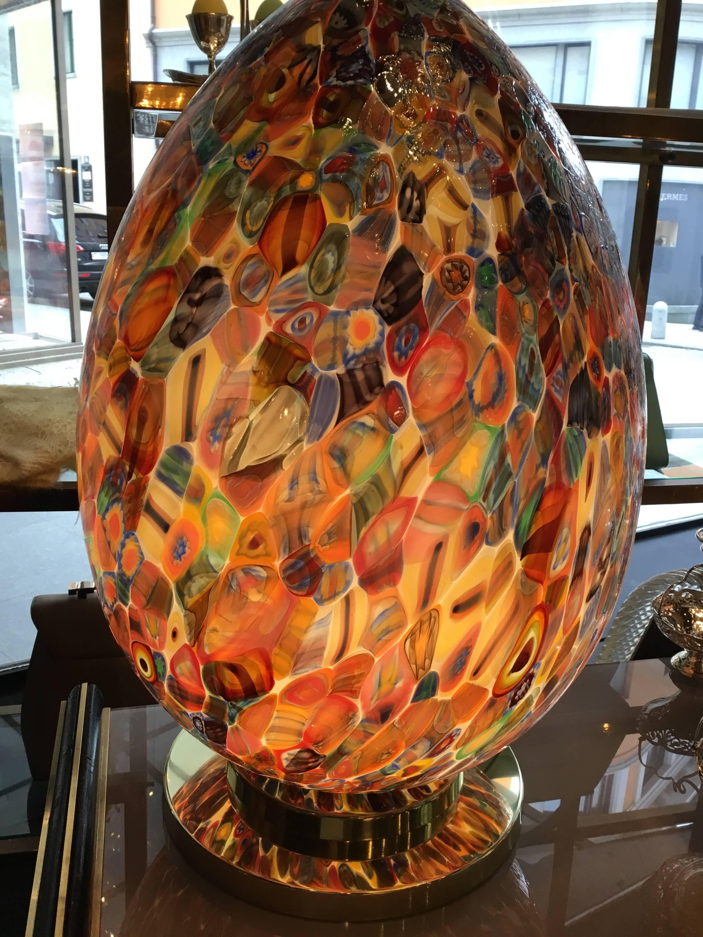 Abat-jour en verre de Murano multicolore et base en laiton.
Italie, production récente.
Dimensions : 42 x 42 x H 66 cm : 42 x 42 x H 66cm.
 