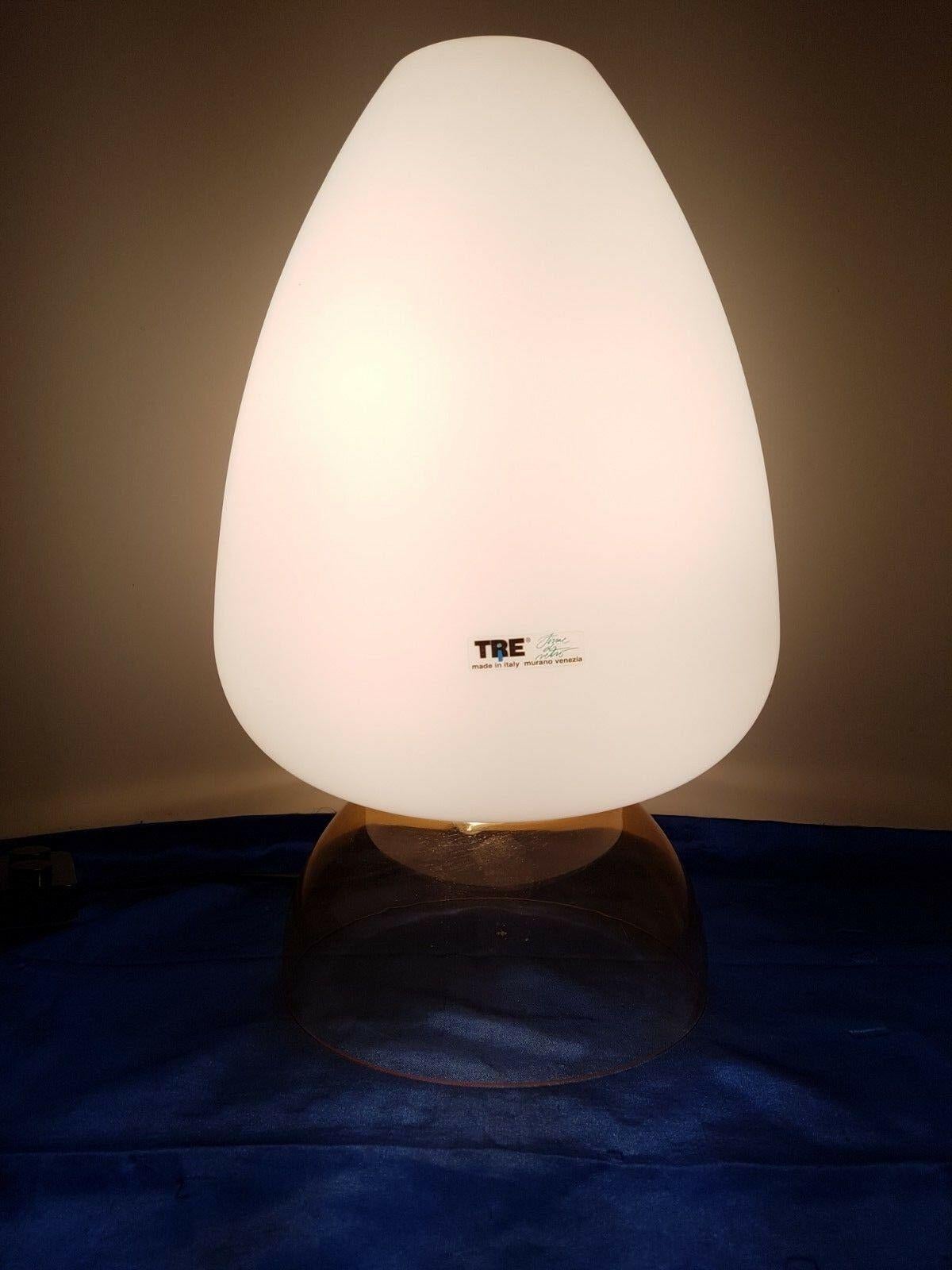 Belle lampe de table de Murano,
vers 1980.
Parfait état, avec son étiquette d'origine
Double éclairage.
Mesures : 48 cm de haut / 28 cm de large.
890 euros.