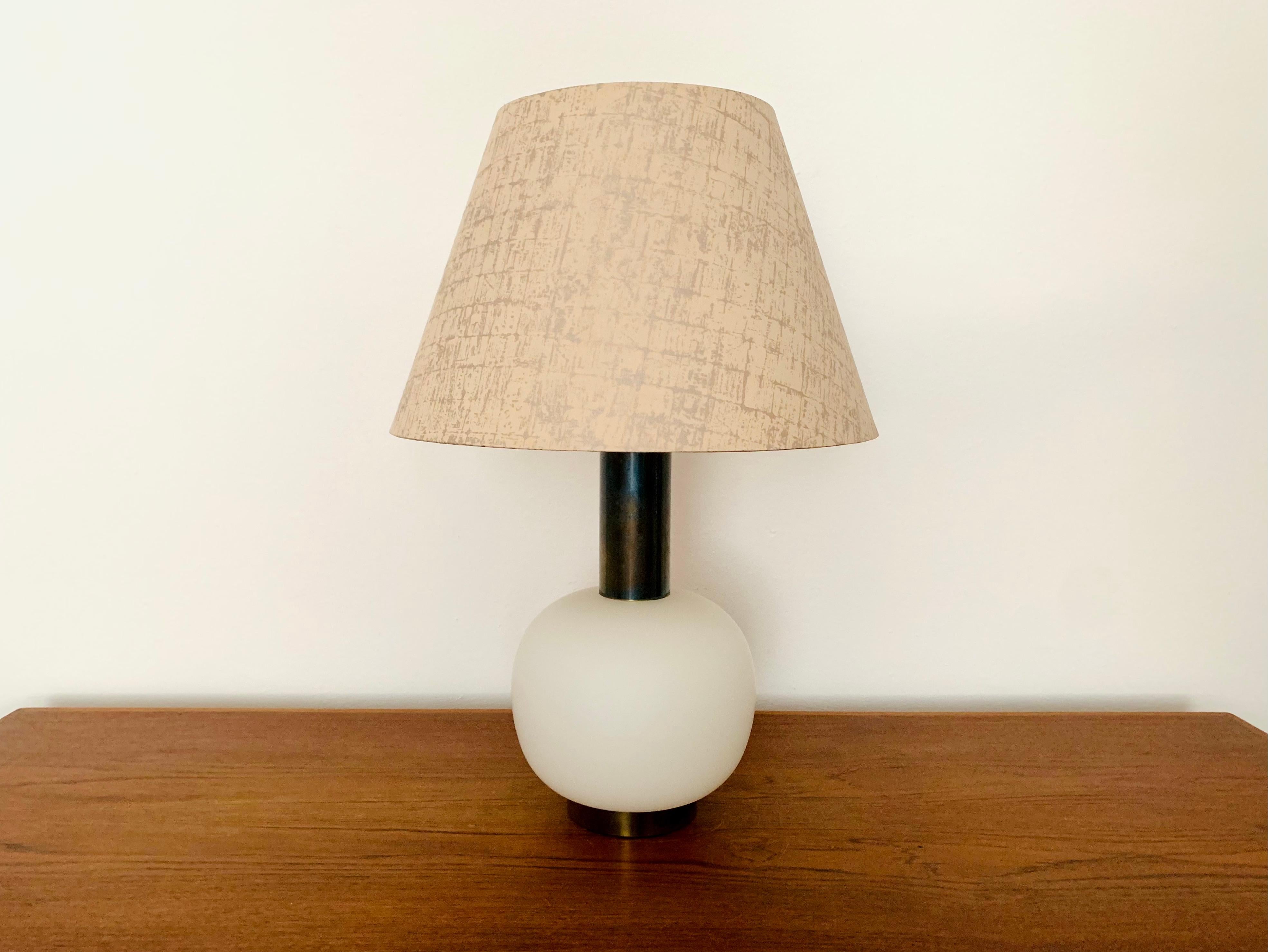 Sehr schöne und hochwertige Murano Glas Tischlampe aus den 1960er Jahren.
Die Lampe ist sehr edel und ein ganz besonderes Designobjekt.
Der beleuchtete Glassockel erzeugt ein sehr angenehmes Licht.

Bedingung:

Sehr guter Vintage-Zustand mit