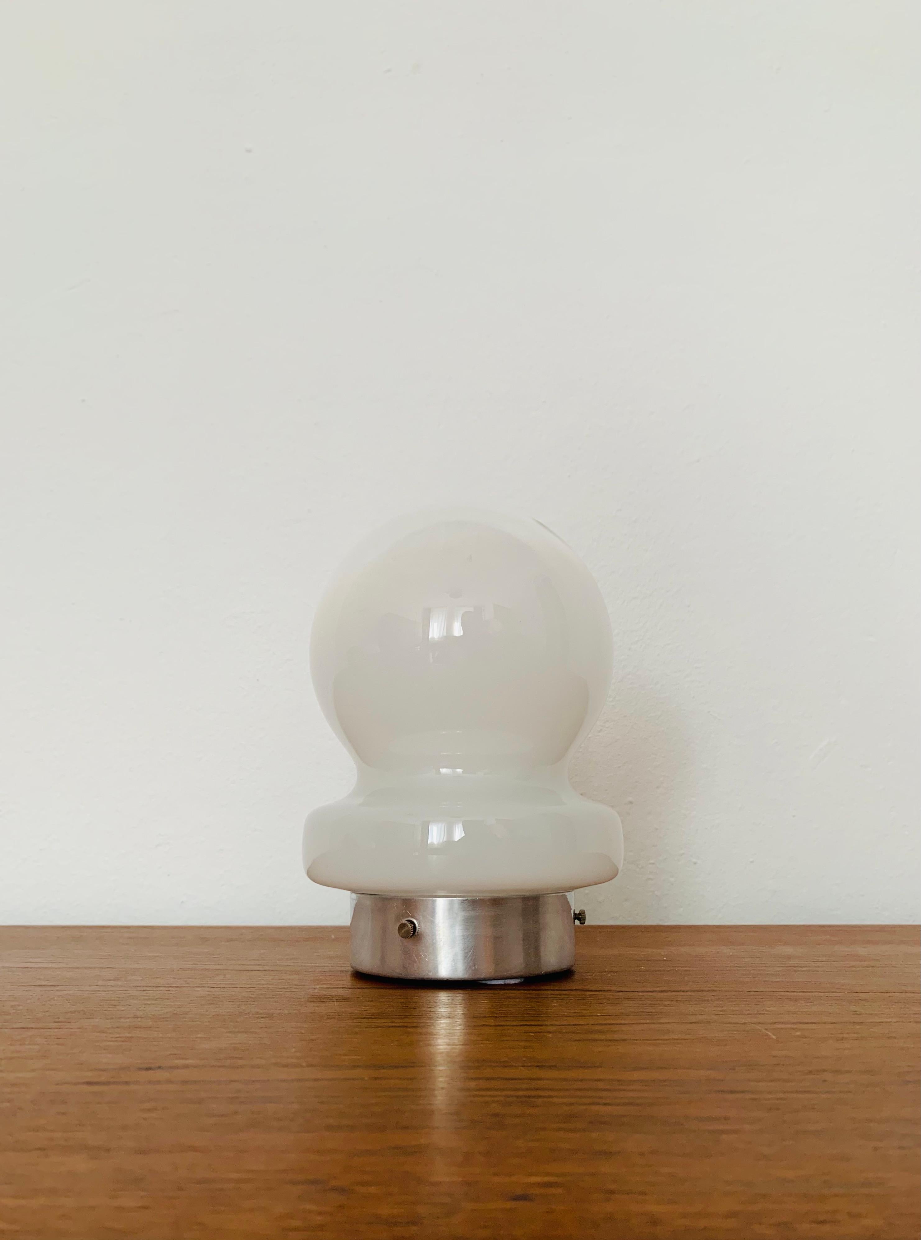 Encantadora lamparita de sobremesa de cristal de Murano de los años 60.
La lámpara es muy noble y un objeto de diseño muy especial.
El degradado de colores crea una luz agradable.

Estado:

Muy buen estado vintage con ligeros signos de desgaste