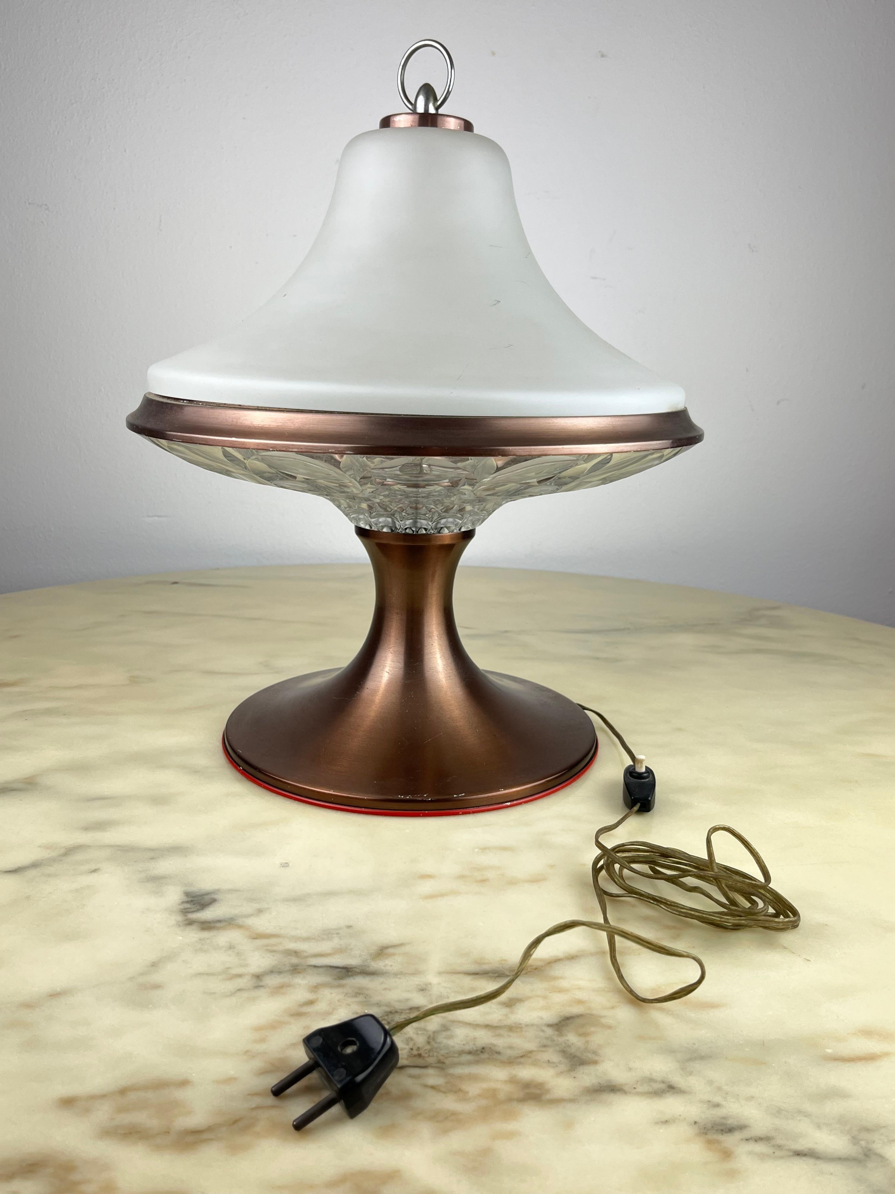 Lampe de table en verre de Murano, Italie, années 1960.
Trouvé dans un bureau de notaire.
Petite cassure (à peine visible) du verre opale supérieur, comme le montre la photo ci-jointe.
Le contraste entre les deux types de verre est magnifique. La