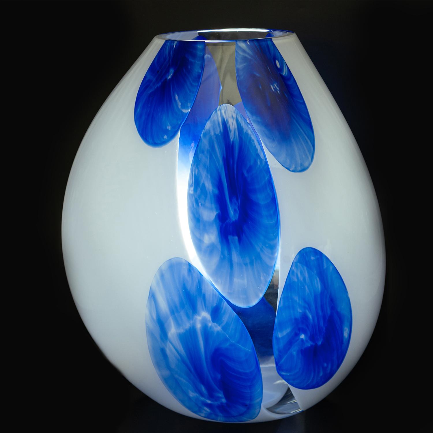 italien Lampe de table en verre de Murano originale avec certificat couleur fleurs blanches et bleues  en vente