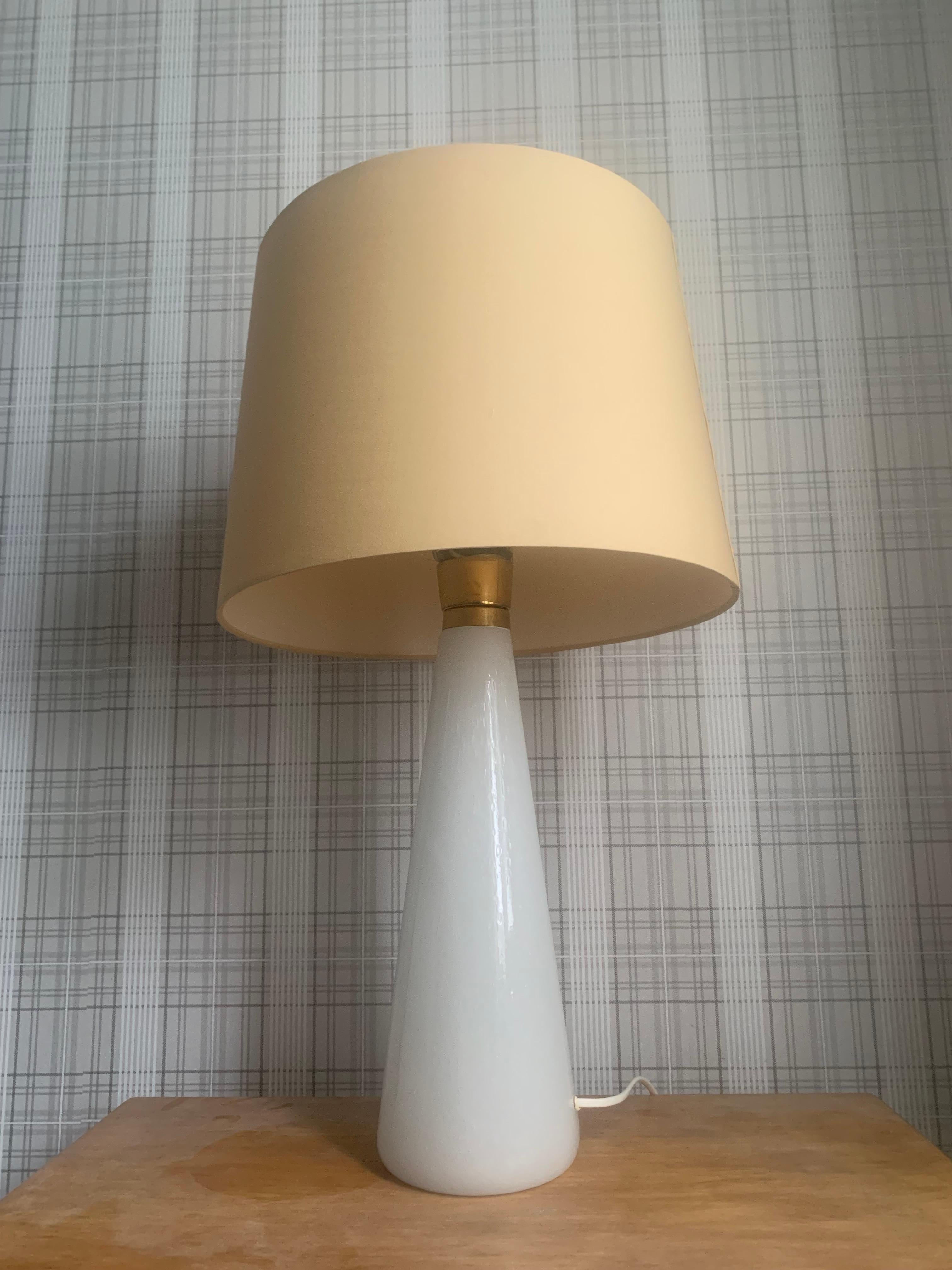 La lampe de table en verre de Paolo Venini est une œuvre d'art étonnante, fabriquée avec du verre exquis de Murano. La lampe présente des couleurs vibrantes et des formes uniques, mettant en valeur l'habileté artistique et la créativité des artisans