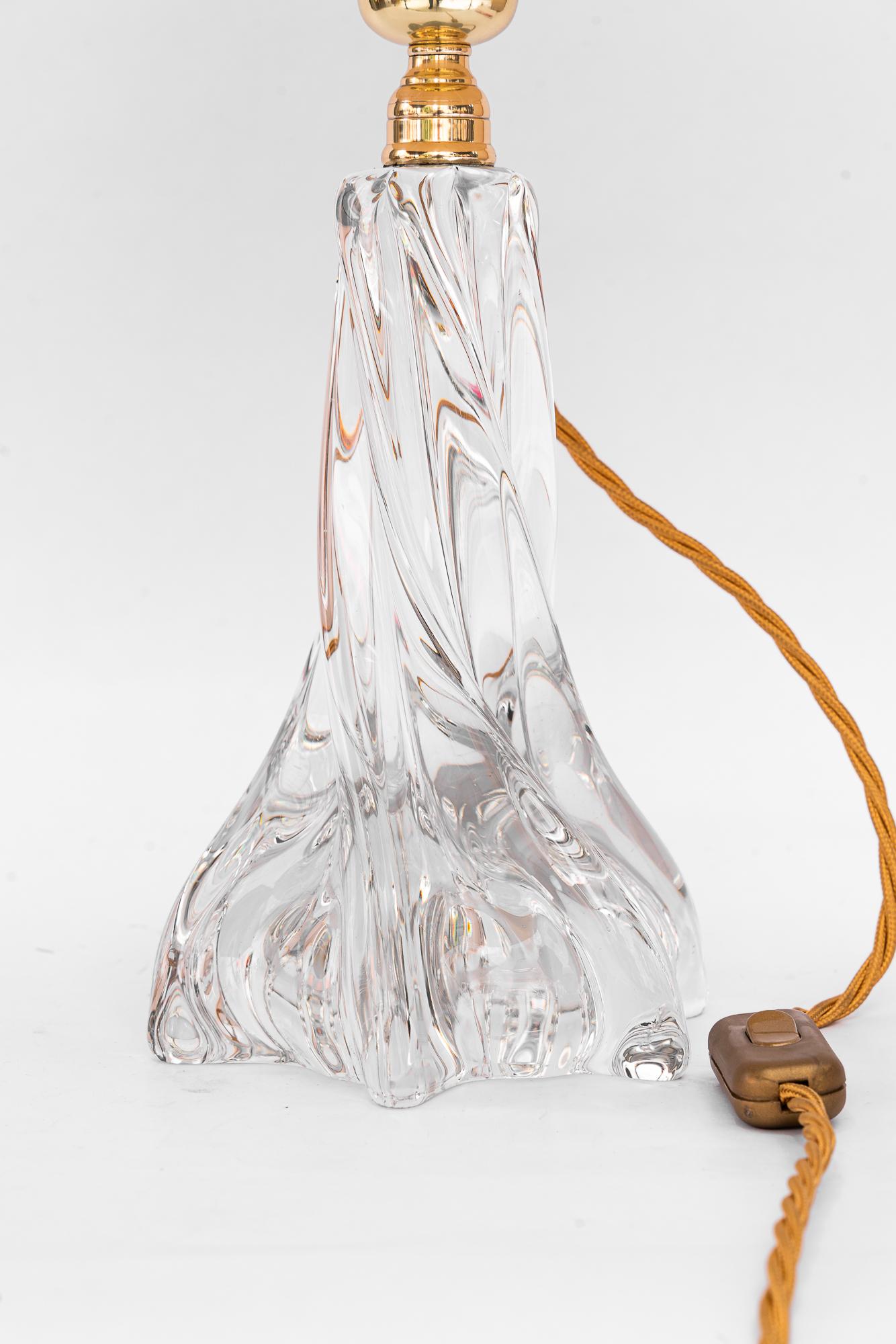 Lampe de table en verre de Murano avec abat-jour en tissu vienne vers 1950
Laiton poli et émaillé au four
L'abat-jour en tissu est remplacé (neuf).