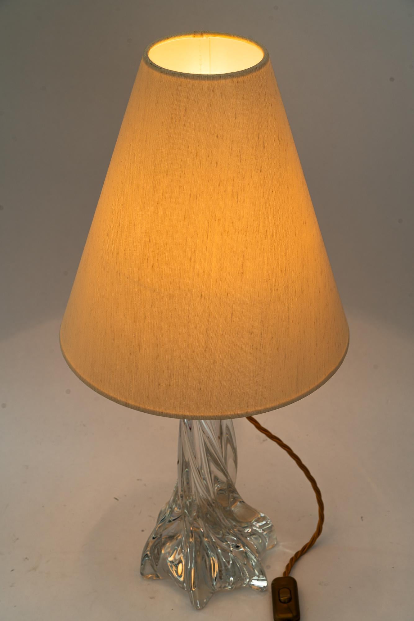 Laiton Lampe de table en verre de Murano avec abat-jour en tissu vienne vers 1950 en vente
