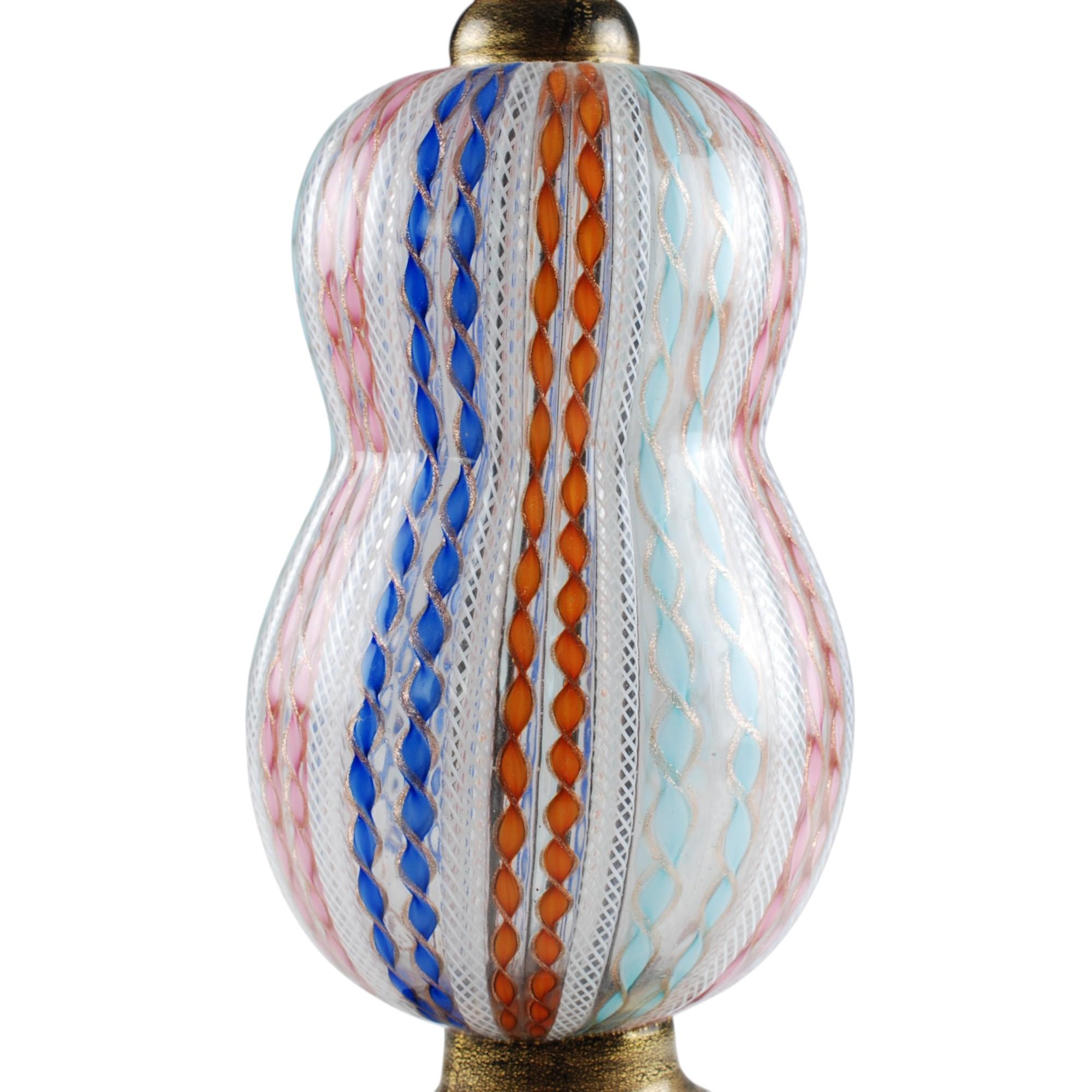 Lámpara de Sobremesa de Cristal de Murano con Zanfirico y Detalle de Filigrana Torcida Policromada Patinado en venta