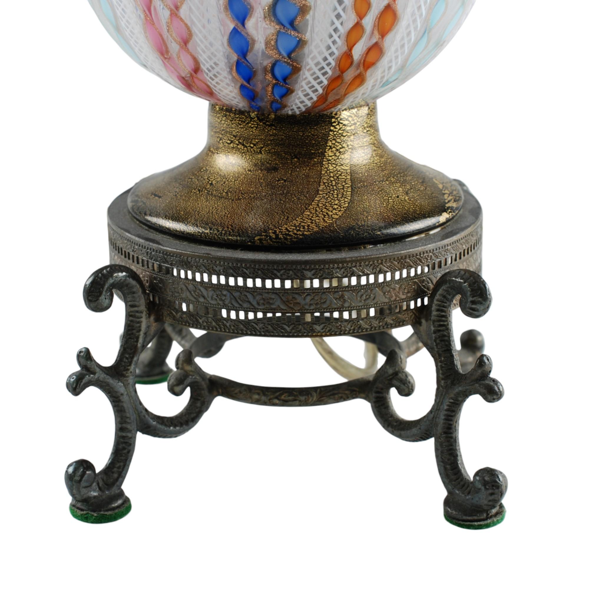 Lámpara de Sobremesa de Cristal de Murano con Zanfirico y Detalle de Filigrana Torcida Policromada mediados del siglo XX en venta