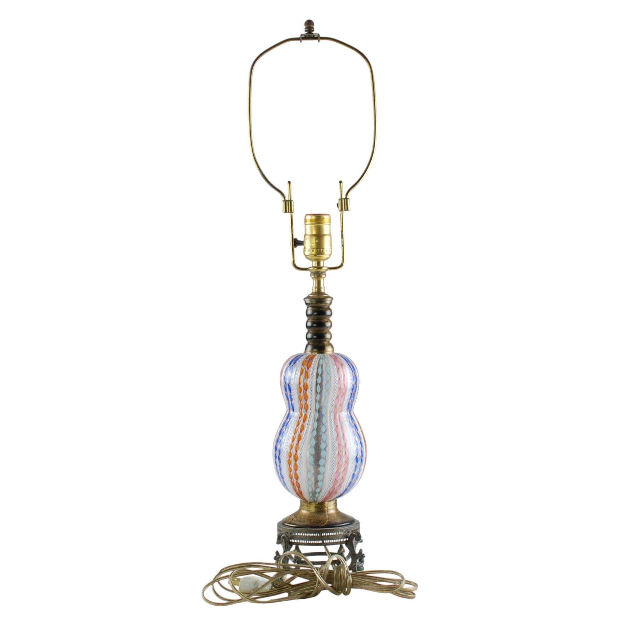 Lámpara de Sobremesa de Cristal de Murano con Zanfirico y Detalle de Filigrana Torcida Policromada en venta 1