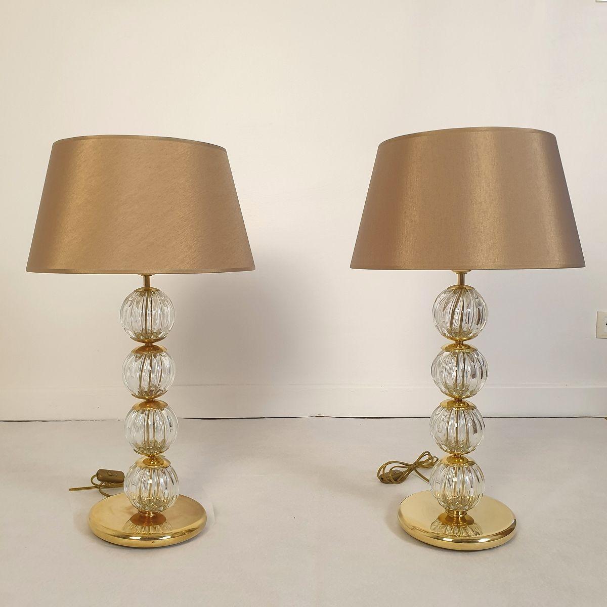 Pair of Murano glass Mid Century table lamps, Barovier style, Italy 1970s.
The Italian lamps are made of brass and clear handmade Murano glass balls.
Each Murano glass sphere is 3.95 in in diameter.
The vintage lamps have one light each and are