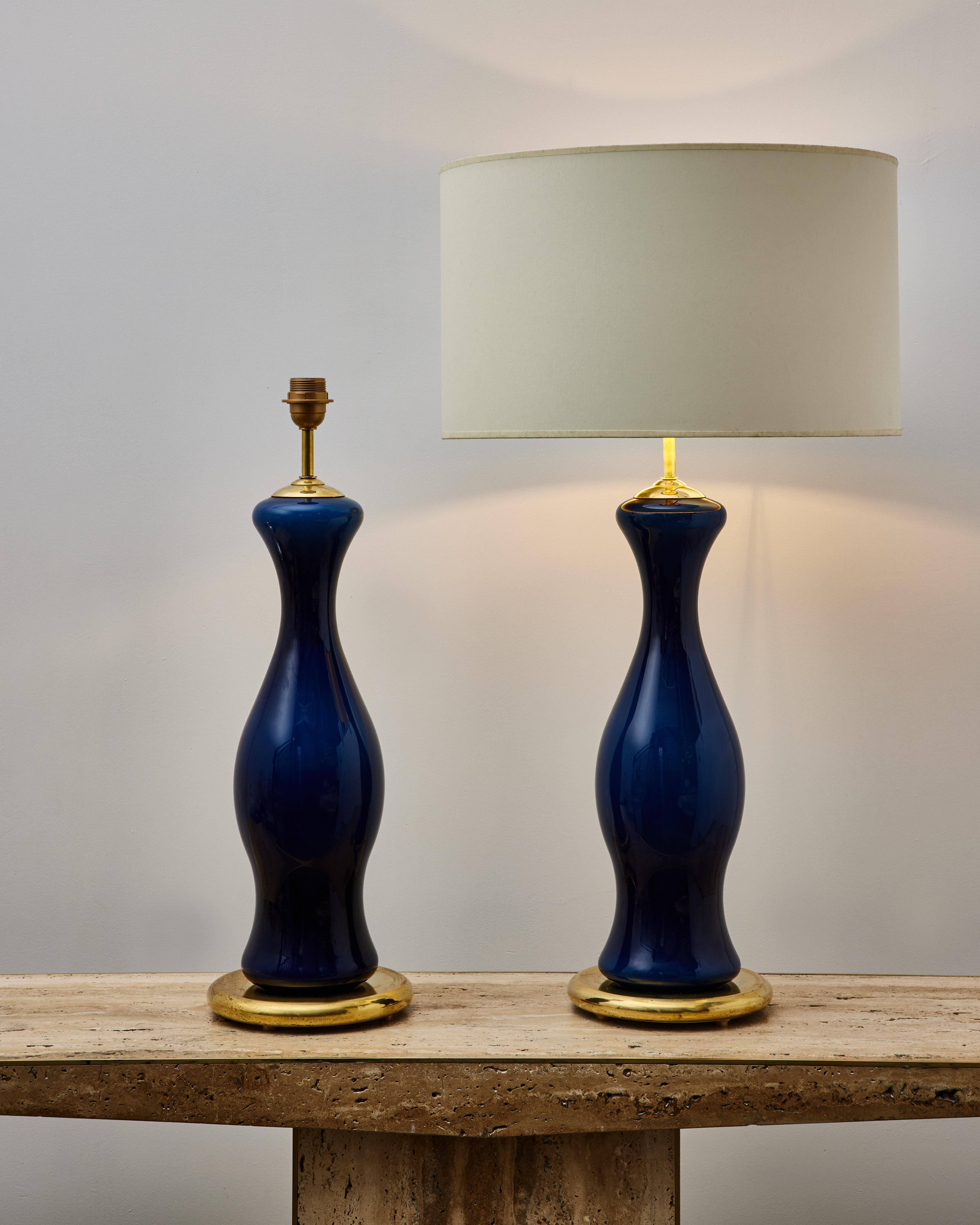 Super pair of vintage table lamps in blown and sculpted Murano glass and brass.
Rewired.
Italy, 1980s

Price and dimensions without shades.