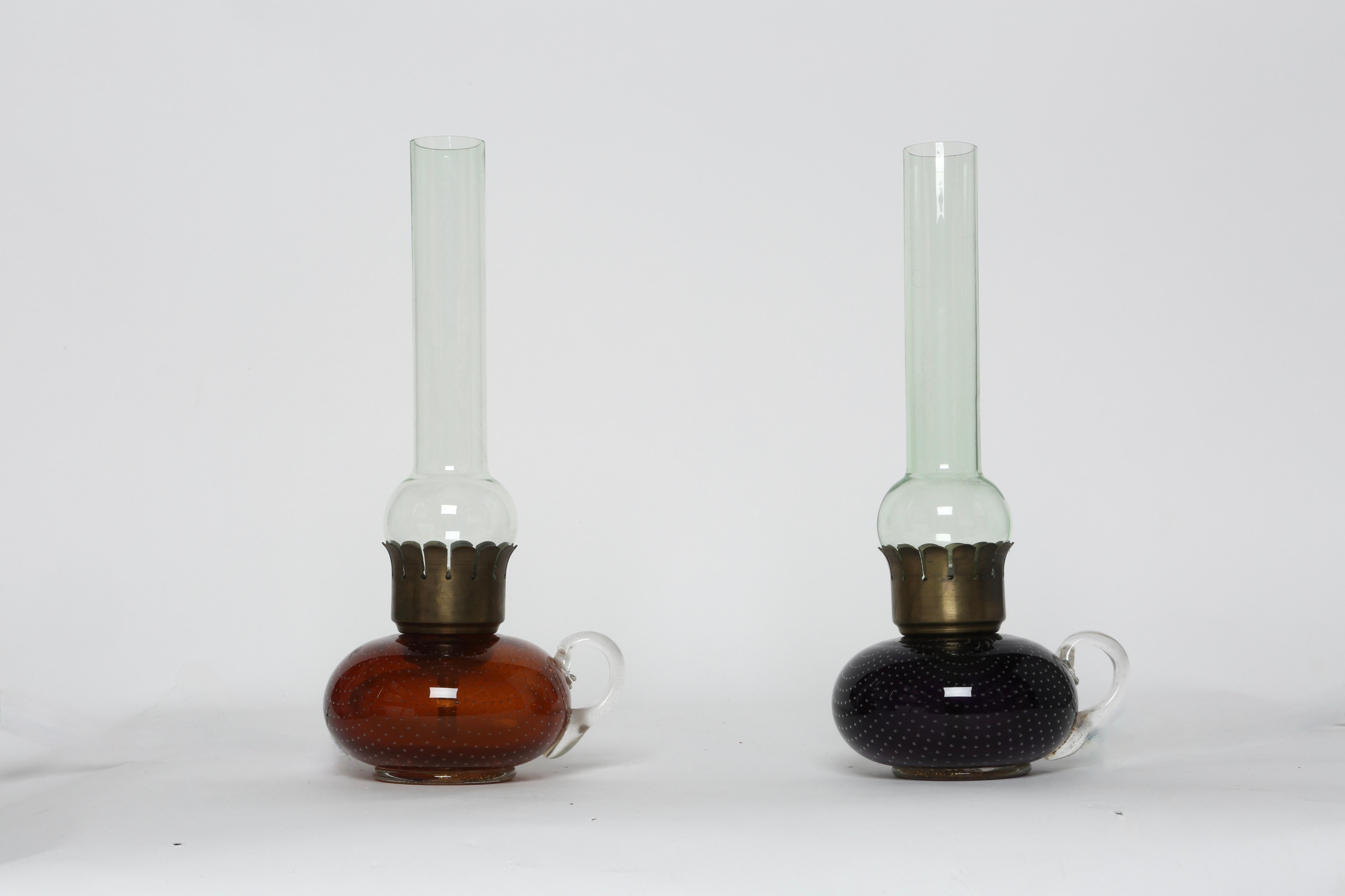 Paire de lampes de table en verre de Murano par Archimede Seguso
Fabriqué en Italie dans les années 1950.
Bullicante verre, verre, laiton.
Une douille candélabre par pièce.
Recâblage américain gratuit sur demande.

Nous sommes fiers de redonner aux