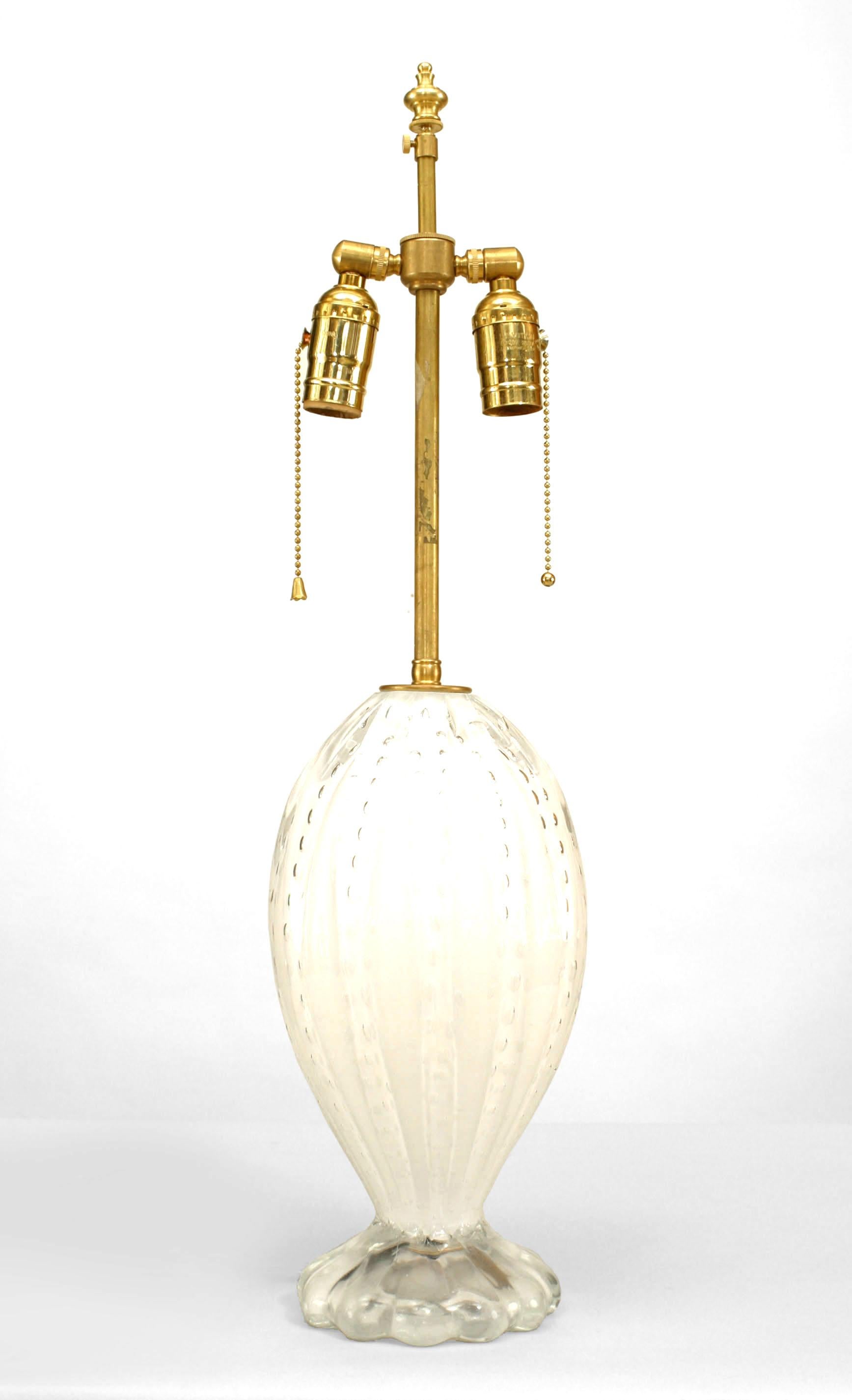 Paire de lampes de table similaires en verre blanc 