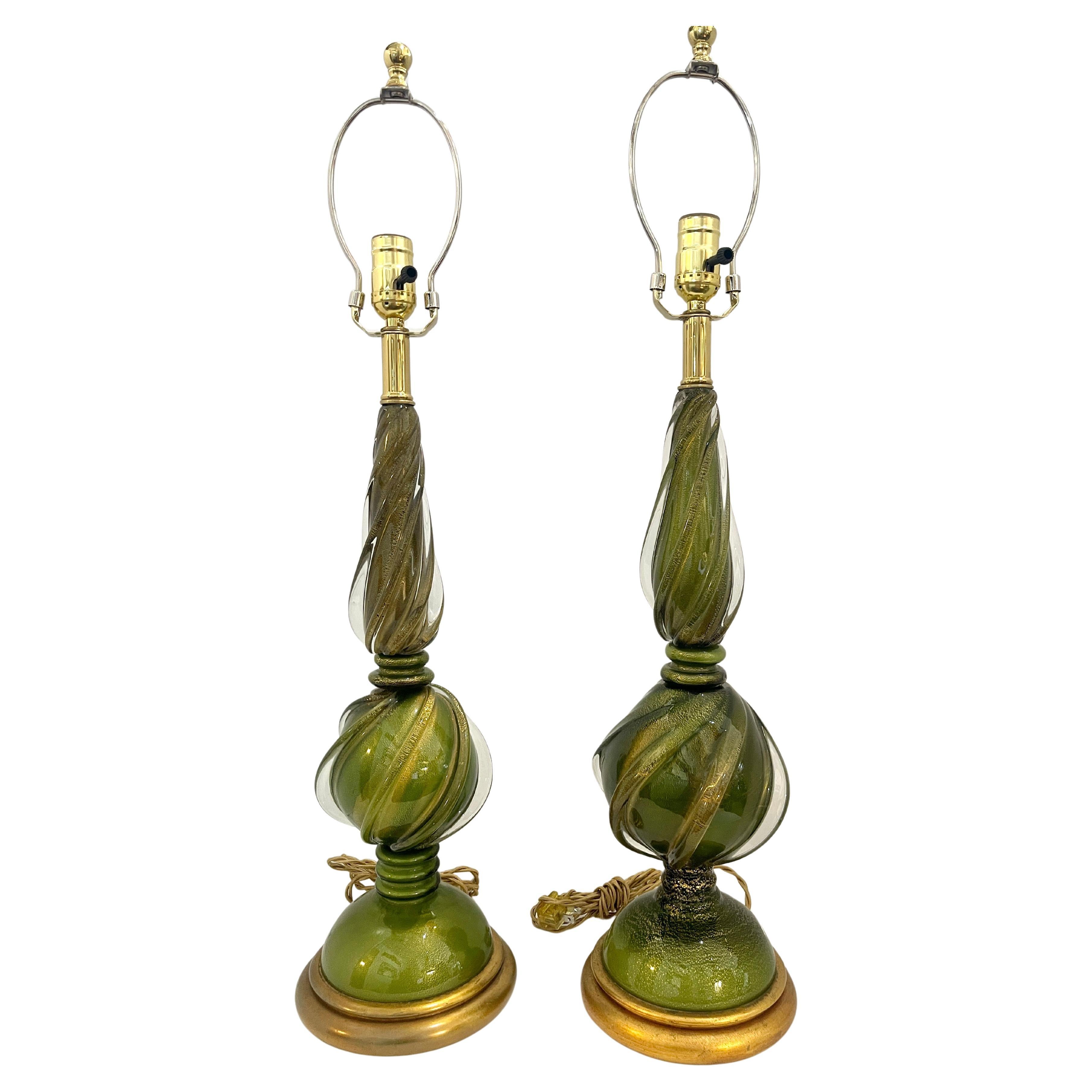 Lampade da tavolo in vetro di Murano a macchie verdi e dorate su base in Wood dorato, una coppia