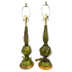 Paire de lampes de bureau en verre de Murano aux mouchetures vertes et dorées sur base en bois doré