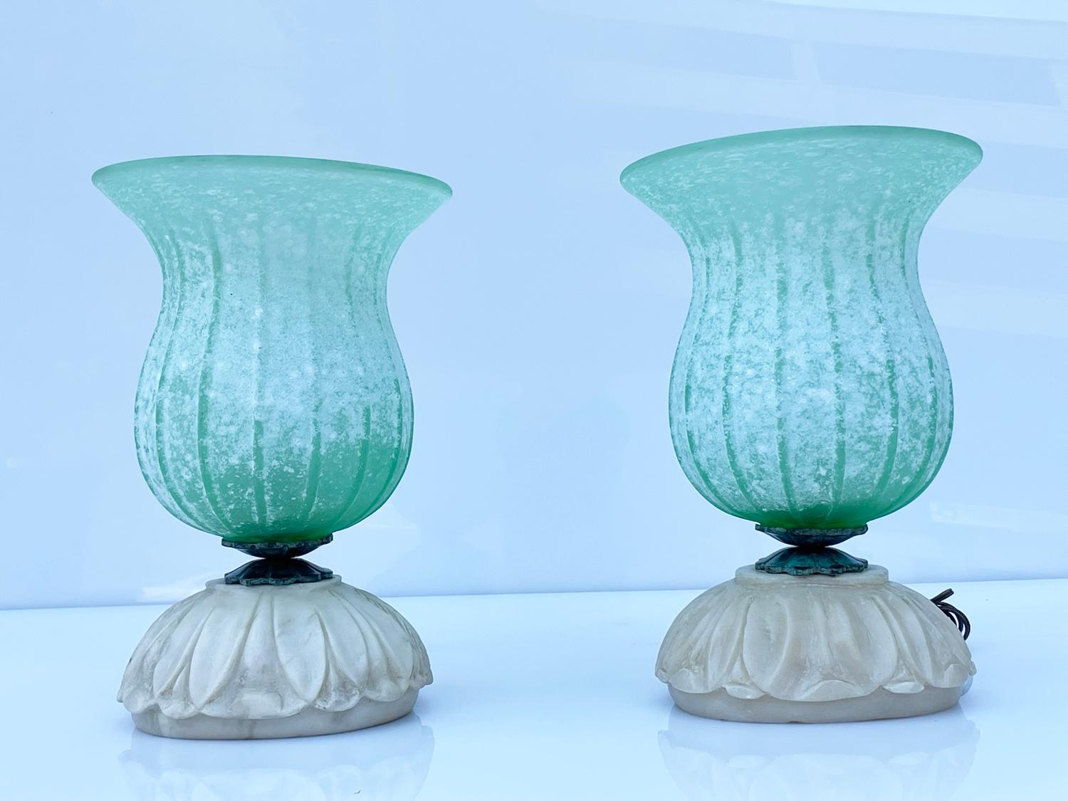 Voici nos exquises lampes de table en verre de Murano avec base en albâtre sculptée à la main, en provenance directe d'Italie et datant des années 1950. Ces pièces intemporelles sont un véritable témoignage du savoir-faire et de l'élégance de