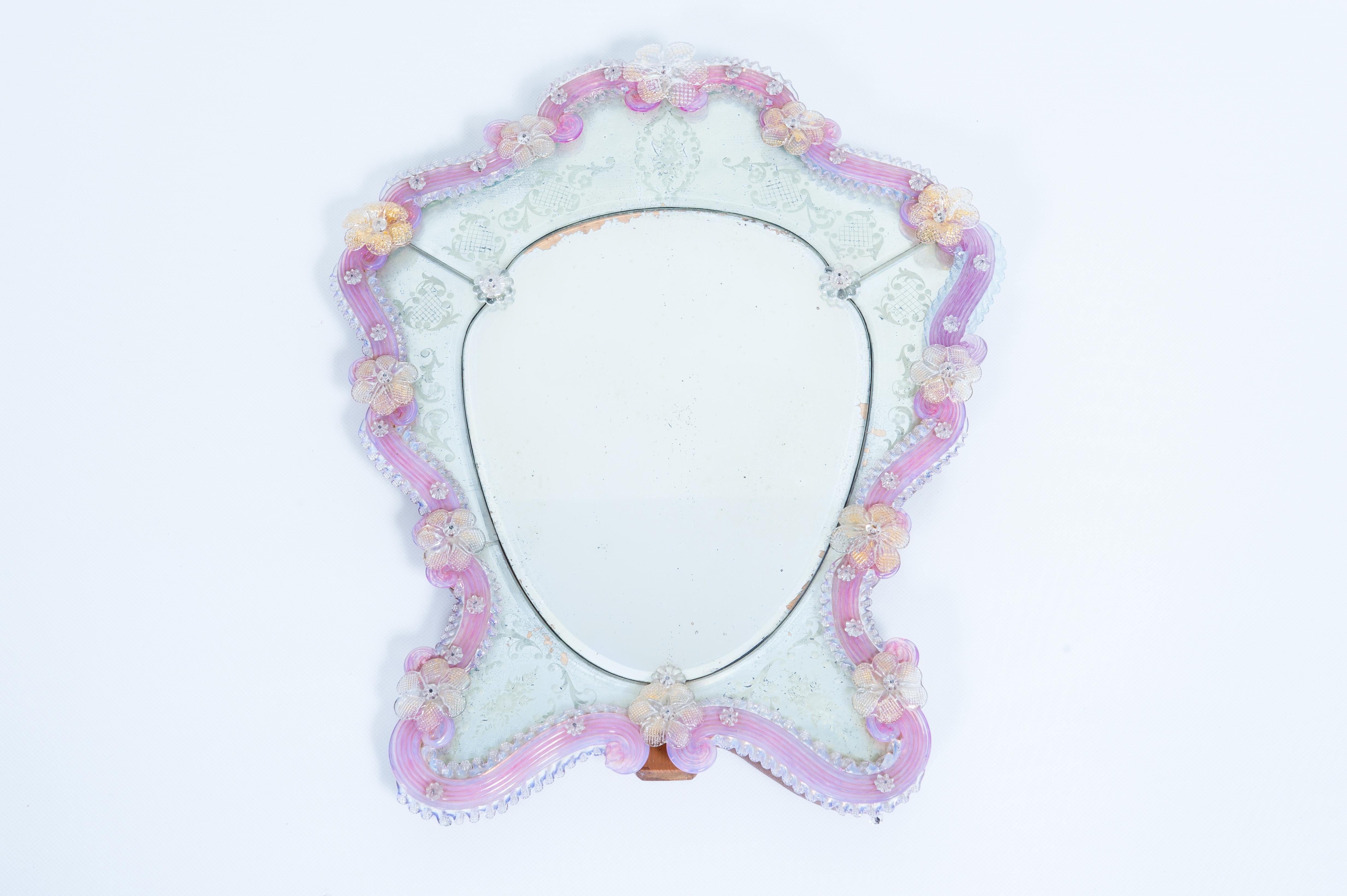 Murano Glass Table Mirror with Engravings and Pink Floral Decoration 1950s Italy.
Discover this refined and original Murano glass table mirror from the 1950s that will satisfy the most discerning customer. 
This is the perfect table mirror to