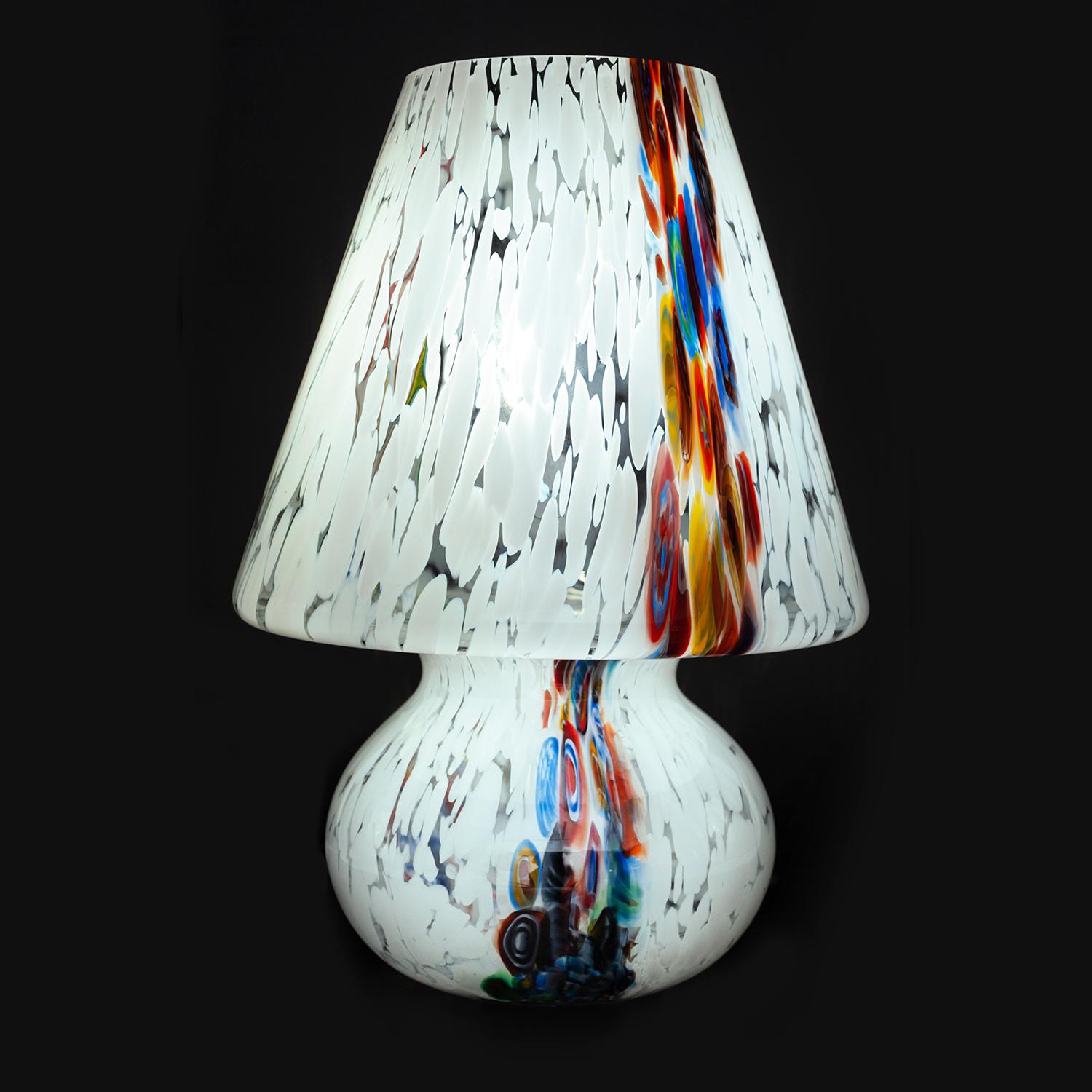 Illumina il tuo ambiente con la bellezza intramontabile del vetro artistico di Murano. Presentiamo una lampada da tavolo unica, realizzata a mano dai rinomati maestri vetrai di Murano. Questa affascinante lampada da tavolo, con il suo design a forma