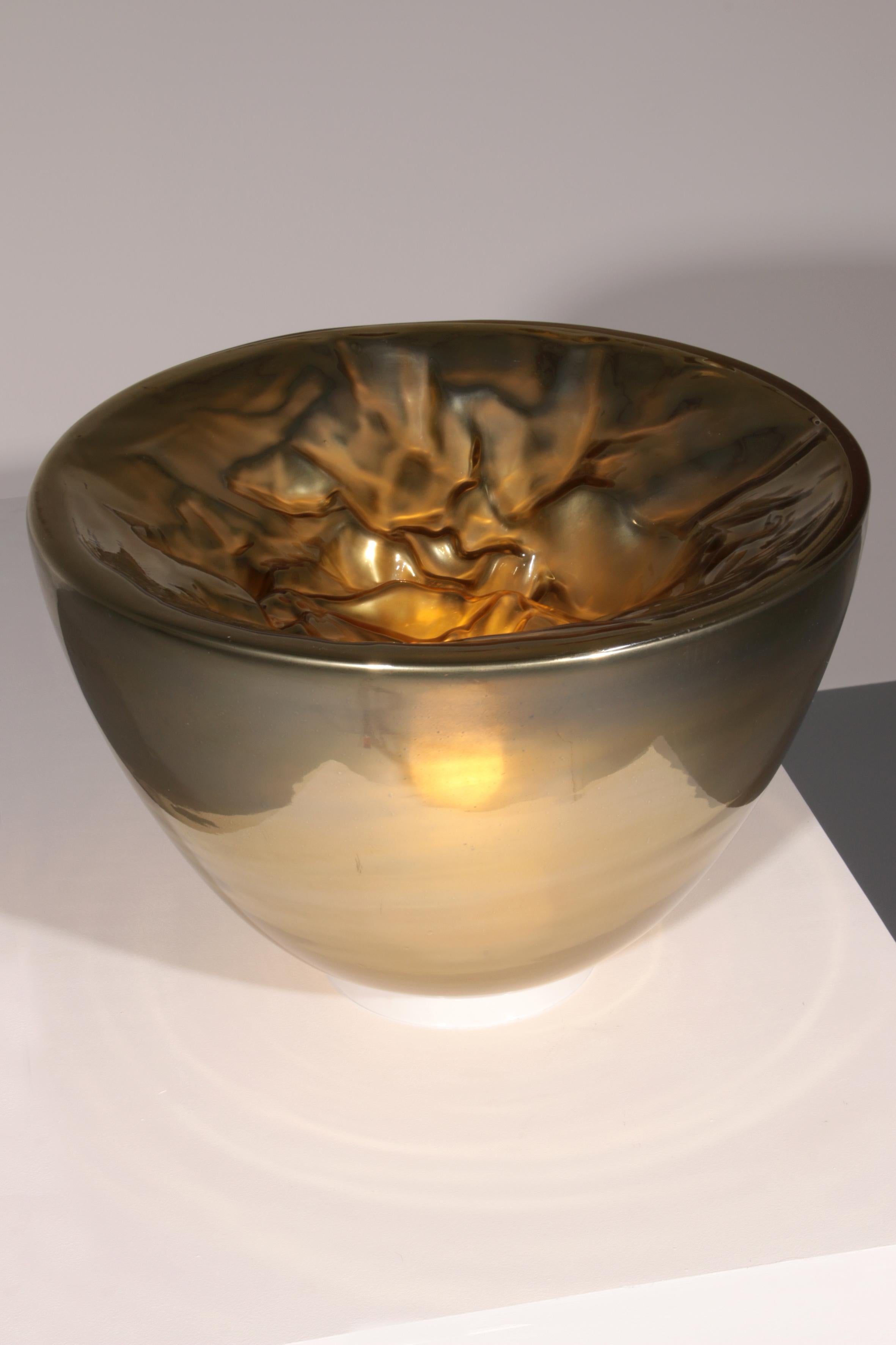 

Esta exquisita lámpara de cristal de Murano, diseñada por Carlo Nason para Mazzega en la década de 1970, es un impresionante ejemplo de artesanía italiana y elegancia vintage. Con un cuerpo de cristal translúcido en tono plateado, complementado
