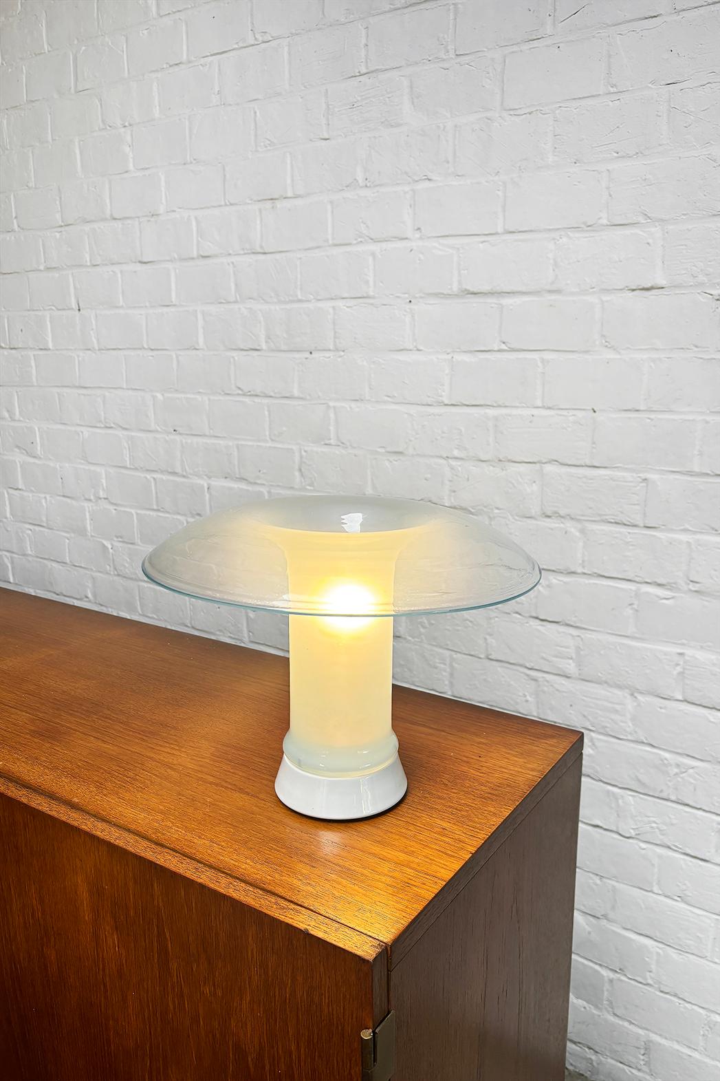Bellissima lampada da tavolo o da comodino a fungo in vetro opalino blu di Murano e base in metallo laccato bianco di F. Fabian. Questo modello è  talvolta attribuito a Carlo Nason per l'editore Selenova, tuttavia questo pezzo è firmato sul lato