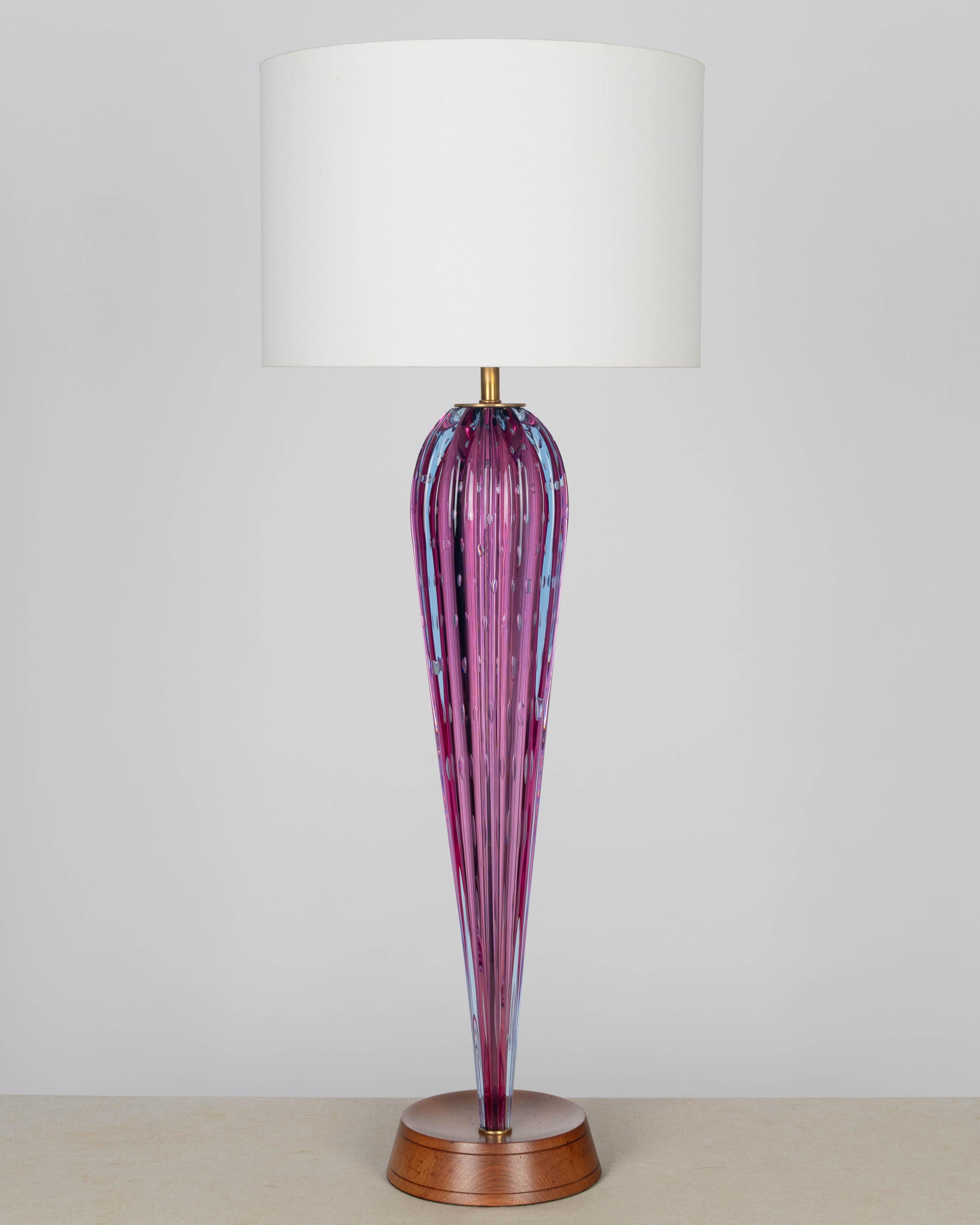Lámpara de cristal de Murano de mediados de siglo de Alfredo Barbini para Seguso. Vidrio soplado a mano con burbujas controladas en una rara combinación de colores púrpura sobre azul. Base de madera original. Recableado con enchufe y cable de latón