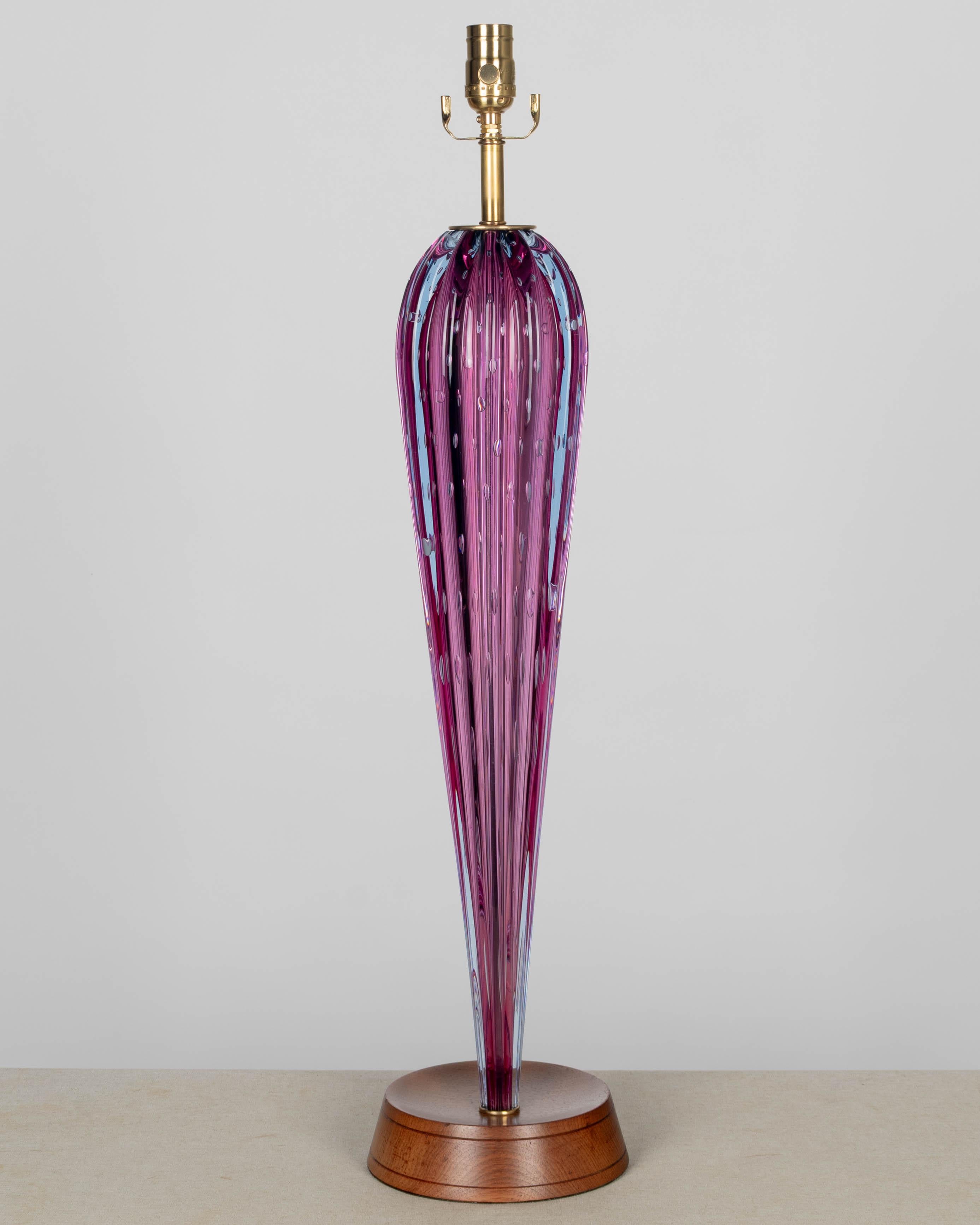 Lámpara alta de cristal de Murano de mediados del siglo XX Moderno de mediados de siglo en venta