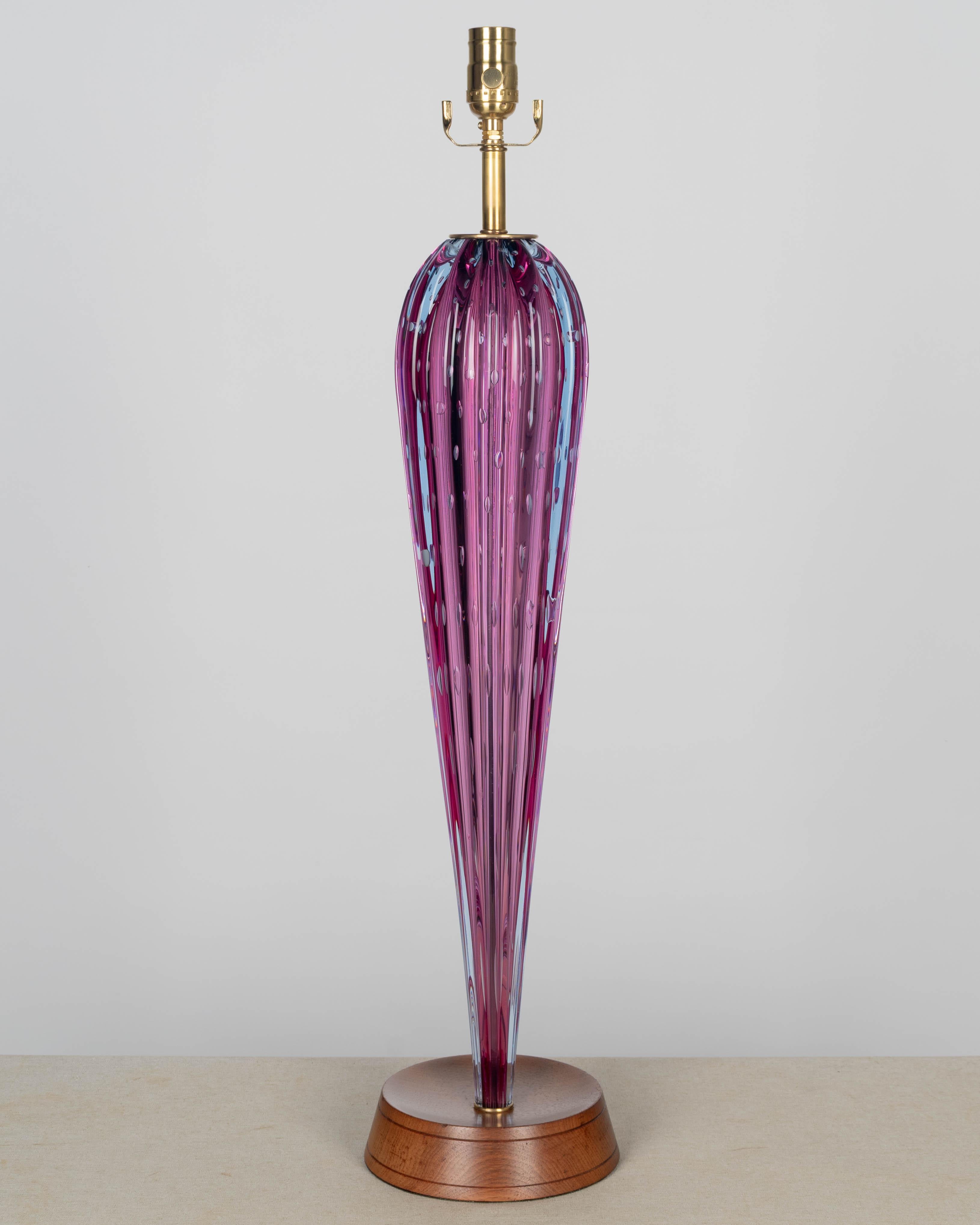 Lámpara alta de cristal de Murano de mediados del siglo XX Italiano en venta