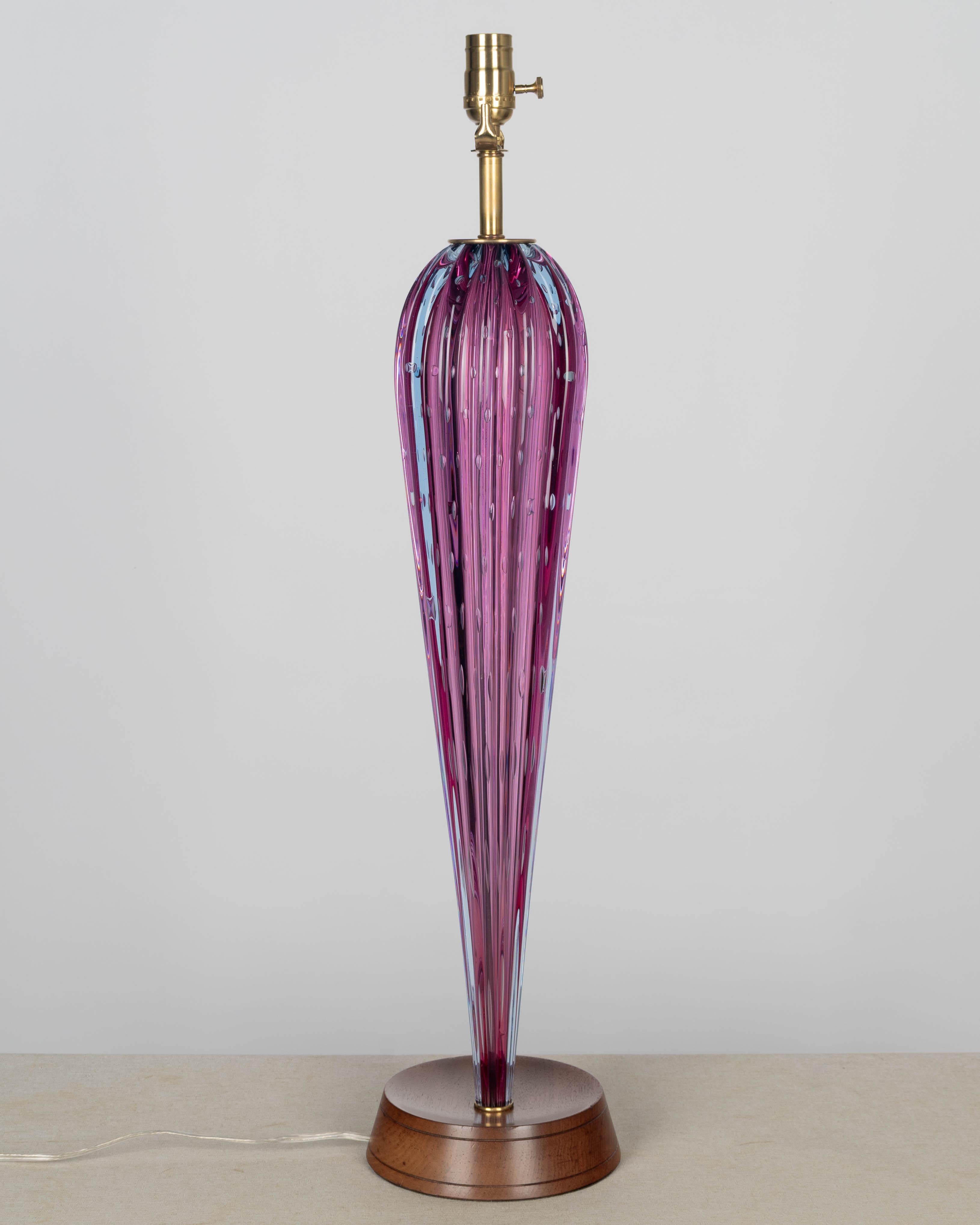 Lámpara alta de cristal de Murano de mediados del siglo XX Hecho a mano en venta