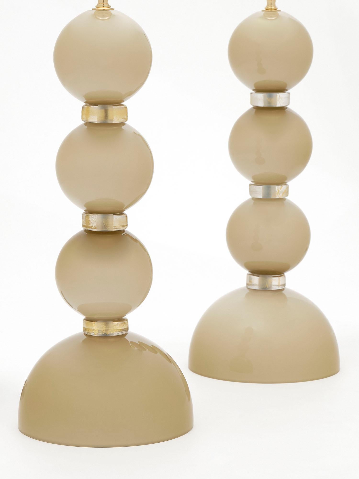 Paire de lampes italiennes de l'île de Murano. Cette paire est composée d'épaisses sphères de verre soufflé de couleur taupe, séparées par des anneaux en fusion d'or. Ils sont fabriqués à la main et ont été recâblés selon les normes américaines. Ils