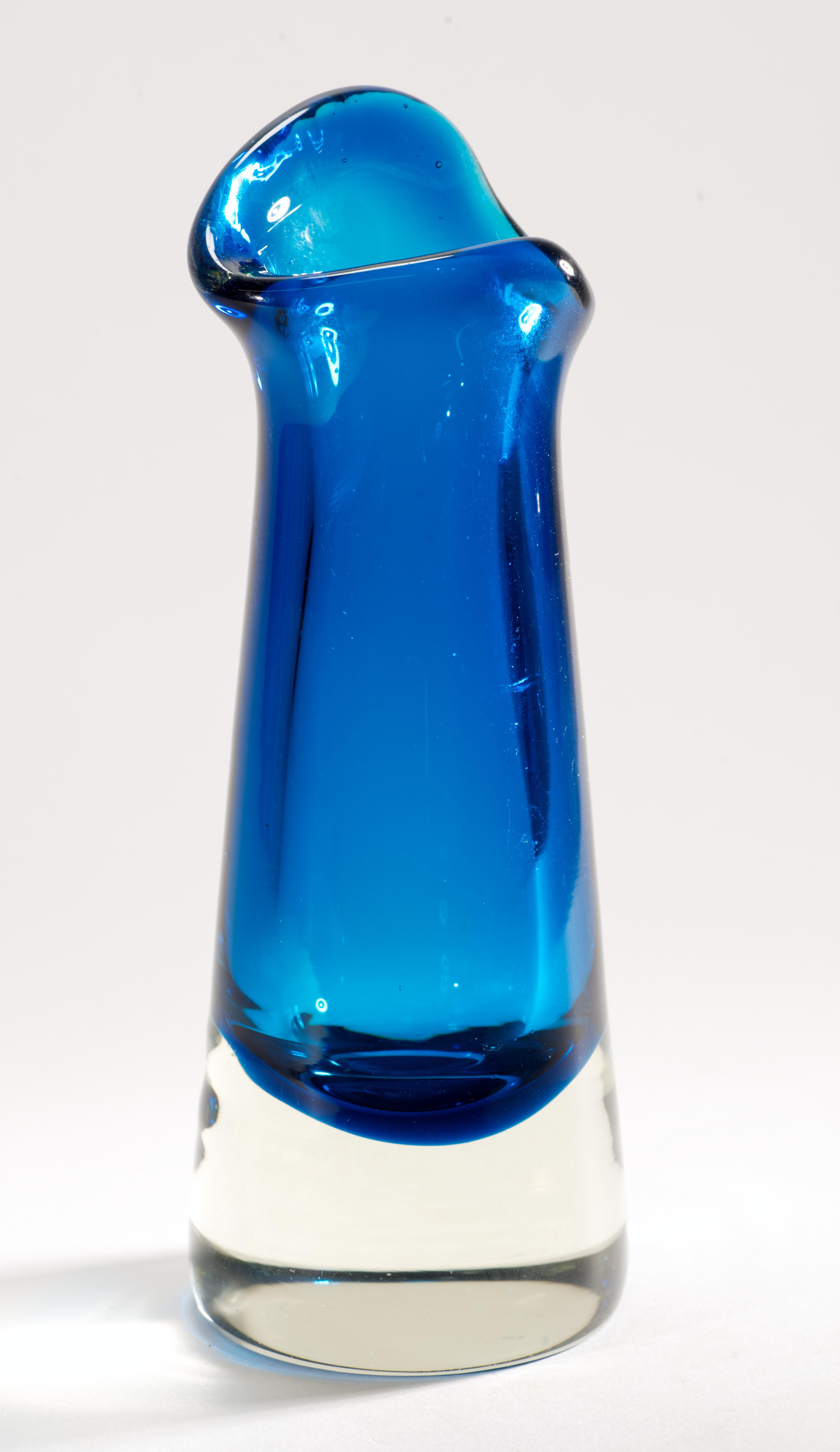  Ce vase sculptural en verre de Murano présente des formes minimales et une palette de couleurs profondes. Le verre bleu sarcelle foncé domine le design ; il est encastré dans du verre clair selon la technique sommerso, créant ainsi l'illusion d'un
