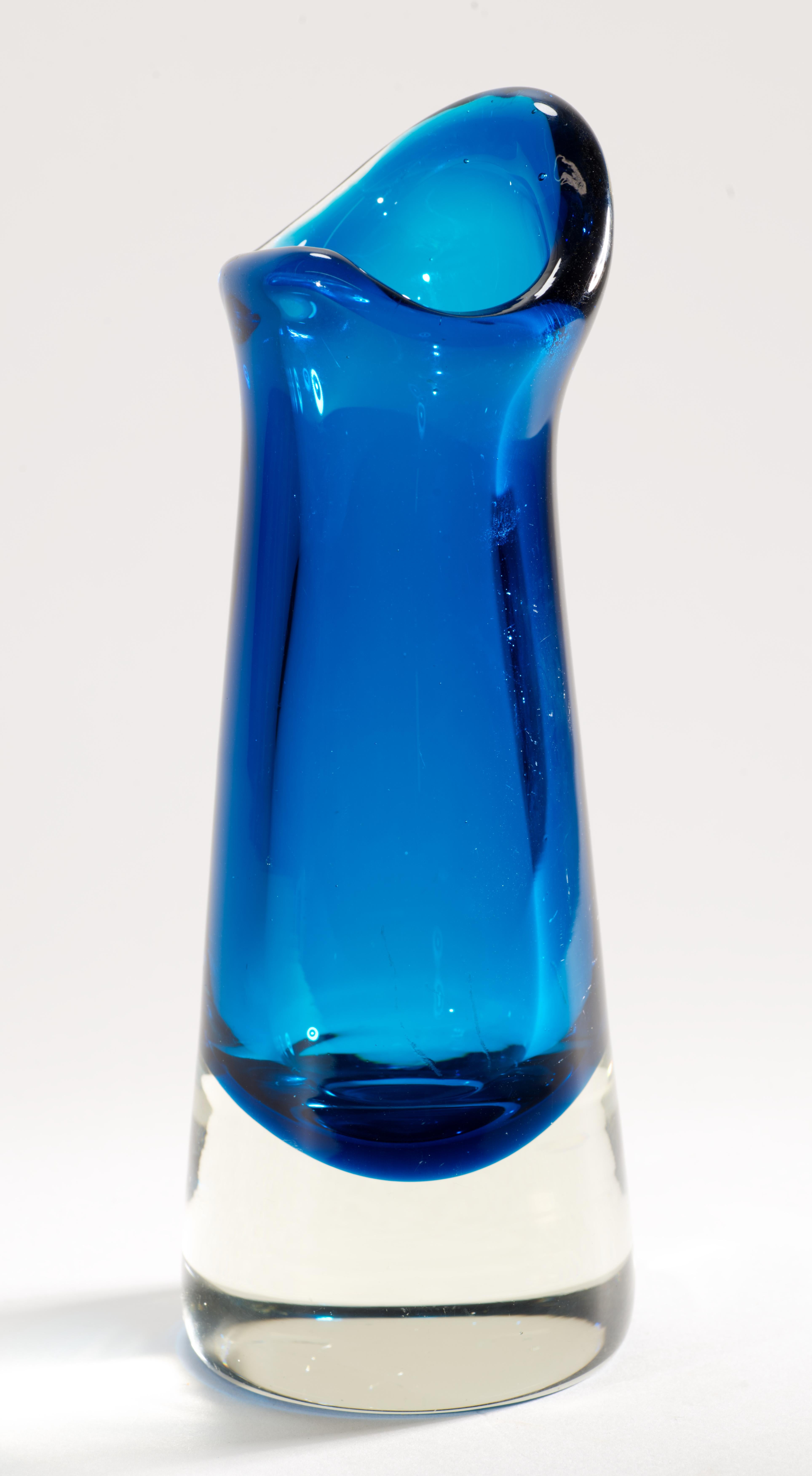 Mid-Century Modern Vase Sommerso en verre de Murano bleu sarcelle avec bord asymétrique en vente